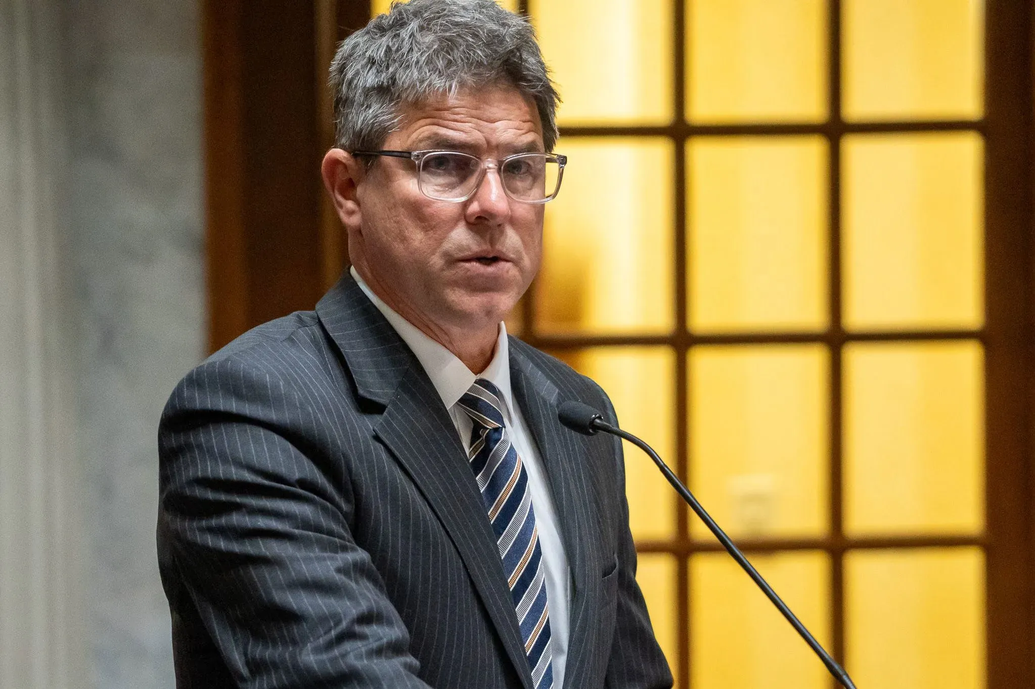 رودريك براي، رئيس مجلس الشيوخ في إنديانا، يتحدث في جلسة رسمية حول إعادة تقسيم الدوائر الانتخابية وتأثيراتها السياسية.