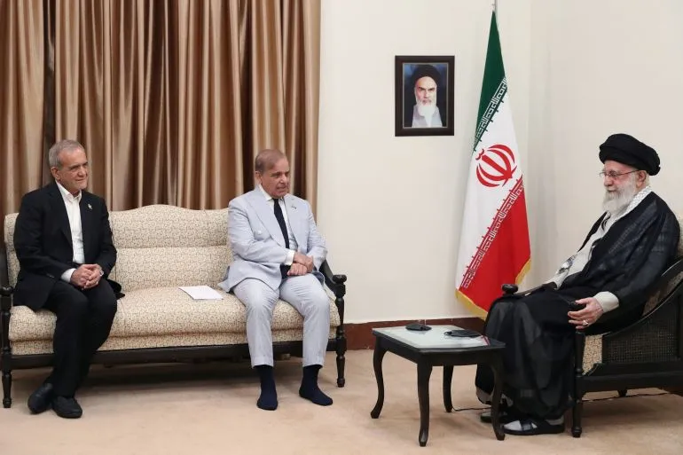اجتماع بين الرئيس الإيراني مسعود بزشكيان ورئيس الوزراء الباكستاني شهباز شريف، مع العلم الإيراني خلفهم، في إطار زيارة دبلوماسية مهمة.