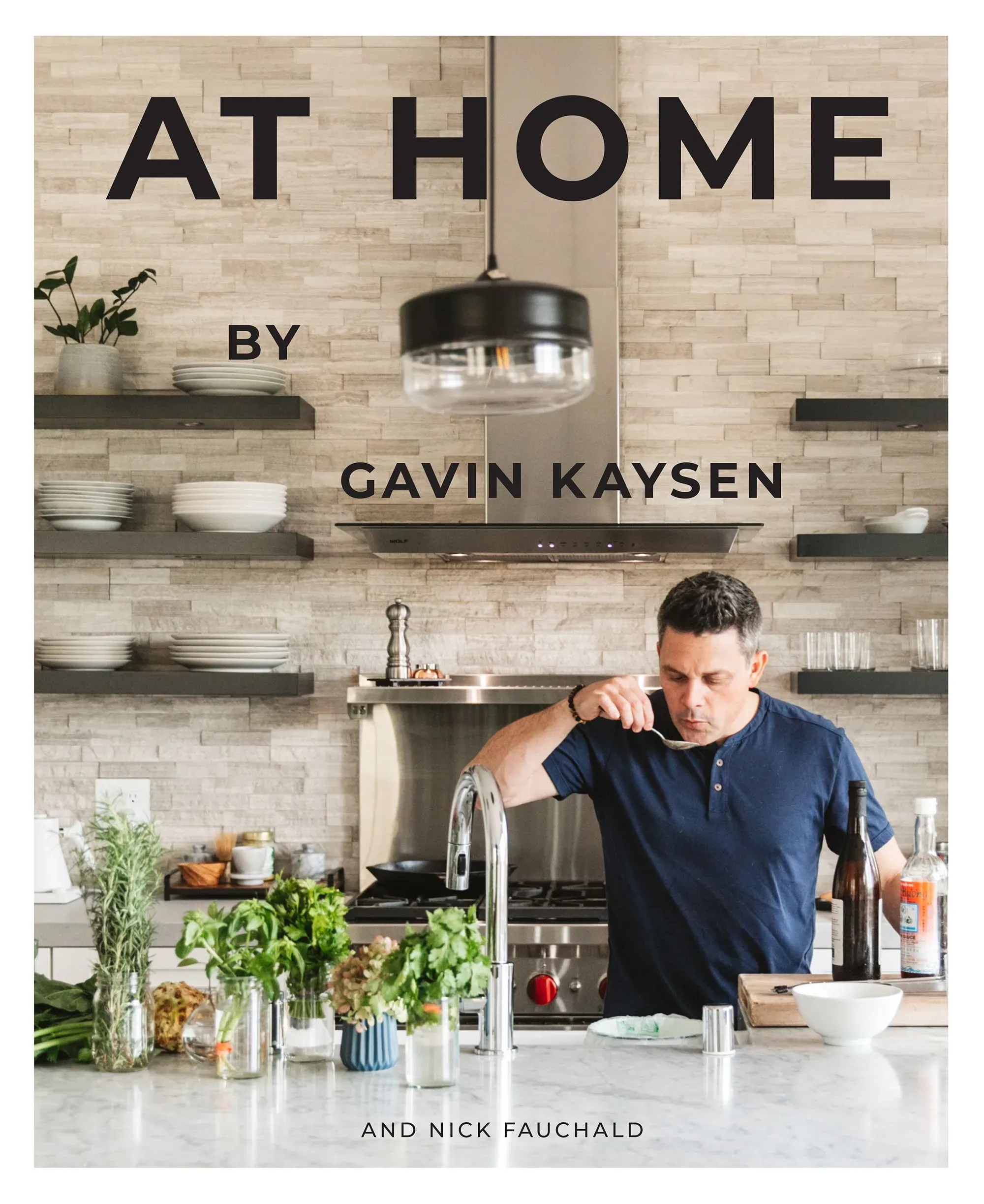 شيف جافين كايسن يتذوق طبقًا في مطبخه الحديث، محاطًا بالأعشاب والمكونات، مستعرضًا شغفه بالطهي والتقاليد العائلية.