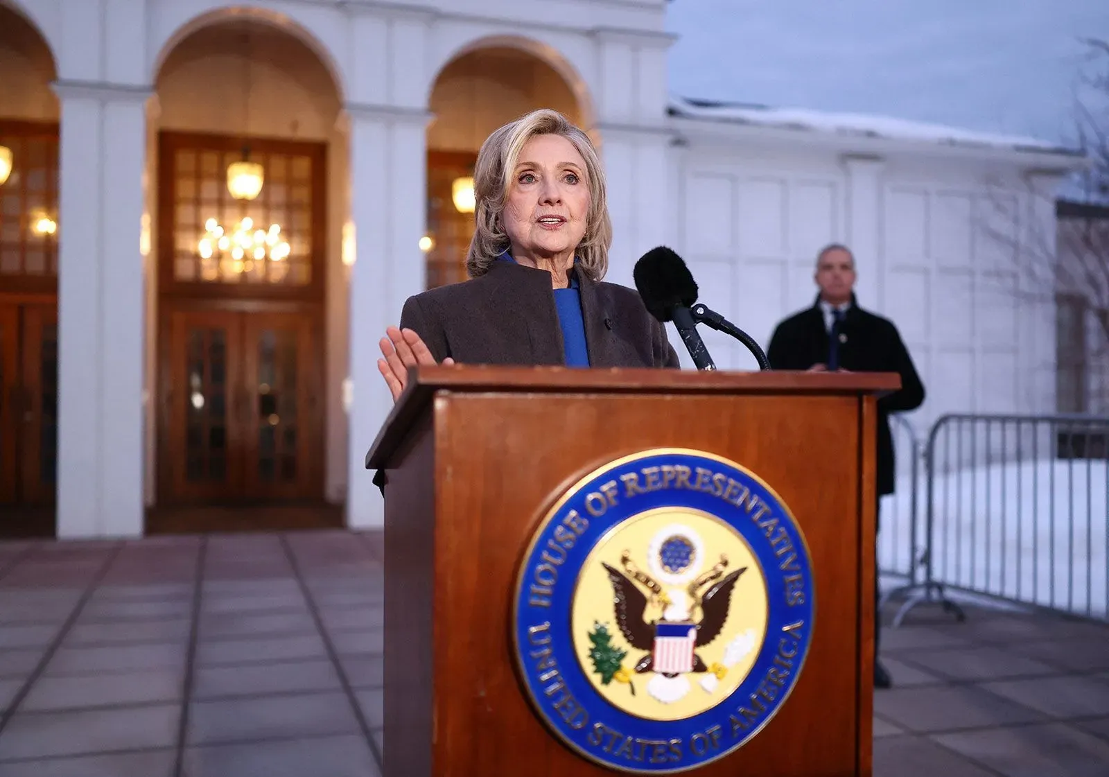 تظهر هيلاري كلينتون تتحدث أمام لجنة الكونغرس، مع التركيز على قضايا تتعلق بشهادة زوجها بيل كلينتون في فضيحة إبشتاين.