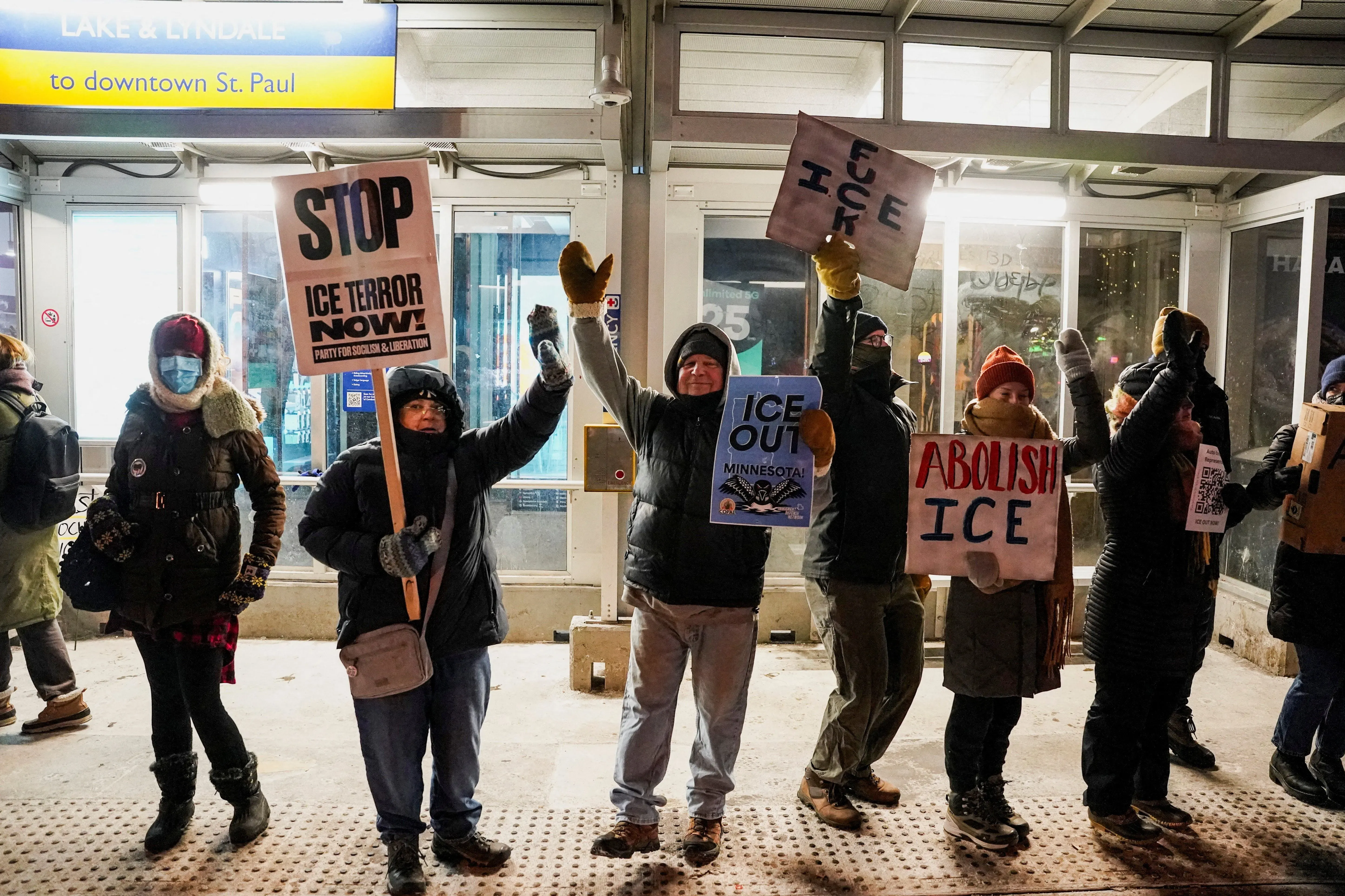 محتجون يحملون لافتات تدعو لإنهاء سياسات الترحيل في مينيسوتا، وسط أجواء شتوية، تعبيرًا عن الغضب من إجراءات الهجرة الفيدرالية.