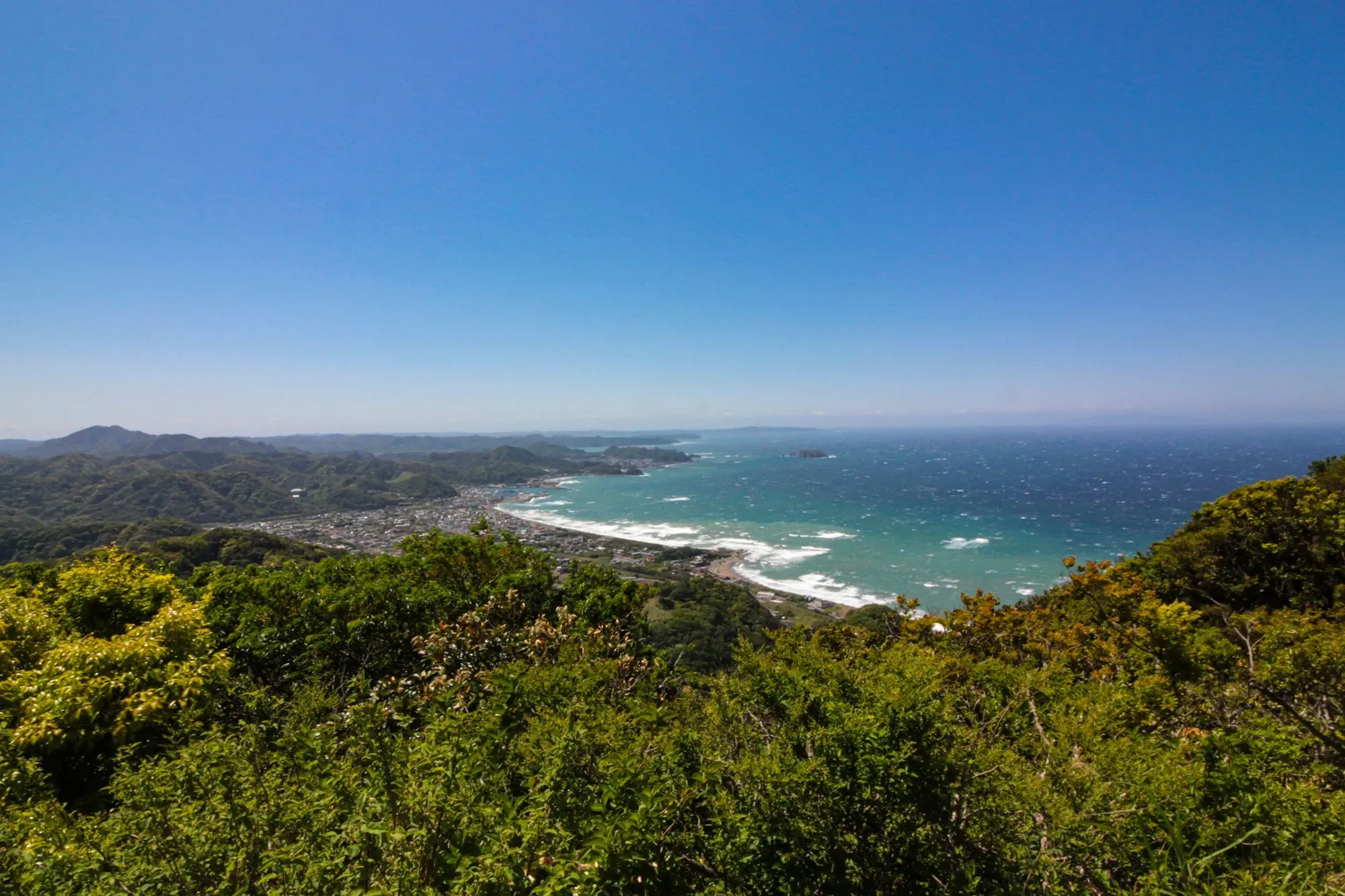 منظر ساحلي لبحر هادئ بالقرب من اليابان، يظهر التغيرات في التيارات المائية وتأثيرها على البيئة البحرية.