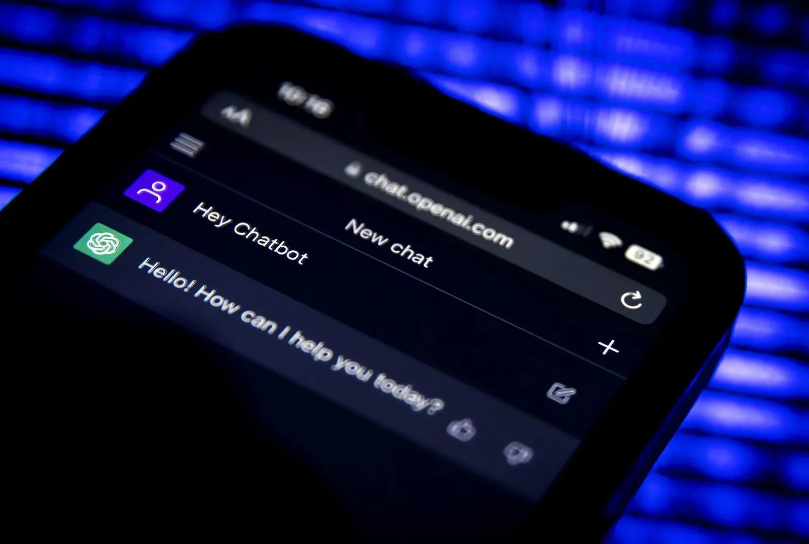واجهة تطبيق دردشة تعرض نصوصًا في محادثة مع الذكاء الاصطناعي، مع خلفية زرقاء مضيئة، تعكس الاهتمام المتزايد بالذكاء الاصطناعي.