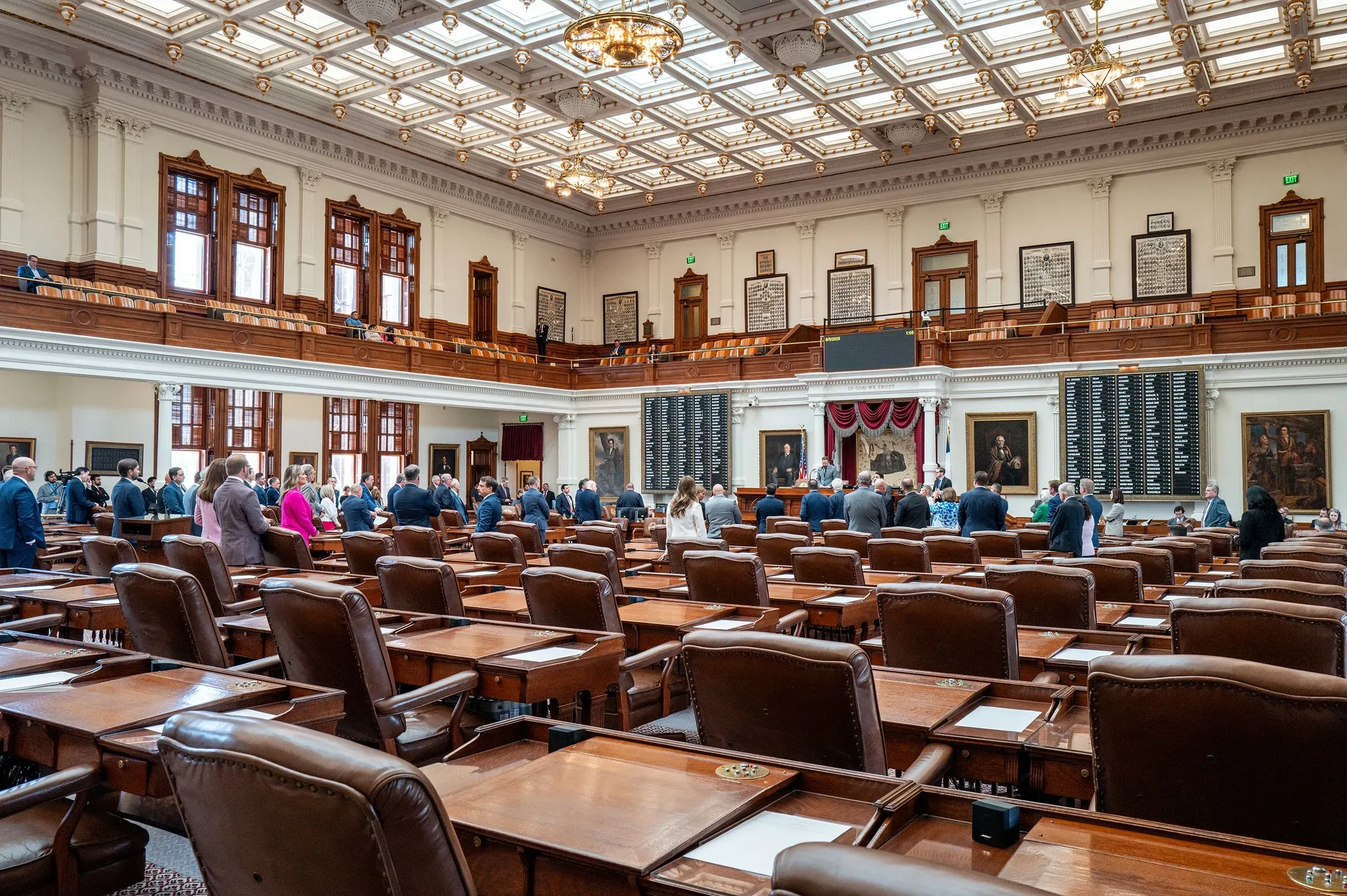 قاعة مجلس النواب في تكساس، حيث يتجمع المشرّعون لمناقشة قضايا إعادة تقسيم الدوائر الانتخابية وتأثيرها على الانتخابات المقبلة.