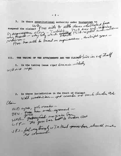 ملاحظات مكتوبة بخط اليد تتعلق بقضية قانونية، تتضمن أسئلة حول السلطة الدستورية والاختصاص القضائي، مما يعكس الجدل القانوني حول الرسوم الجمركية.