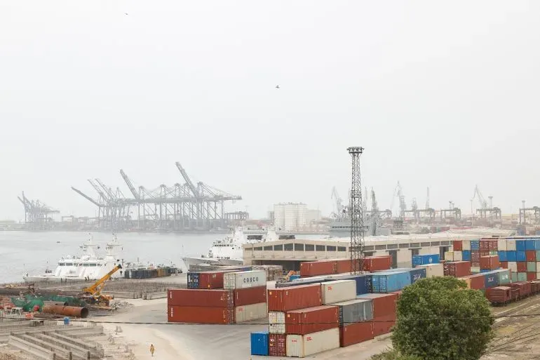 ميناء كراتشي يظهر حاويات مكدسة تنتظر الشحن إلى إيران، وسط توترات في مضيق هرمز وتأثير الحصار البحري الأمريكي.