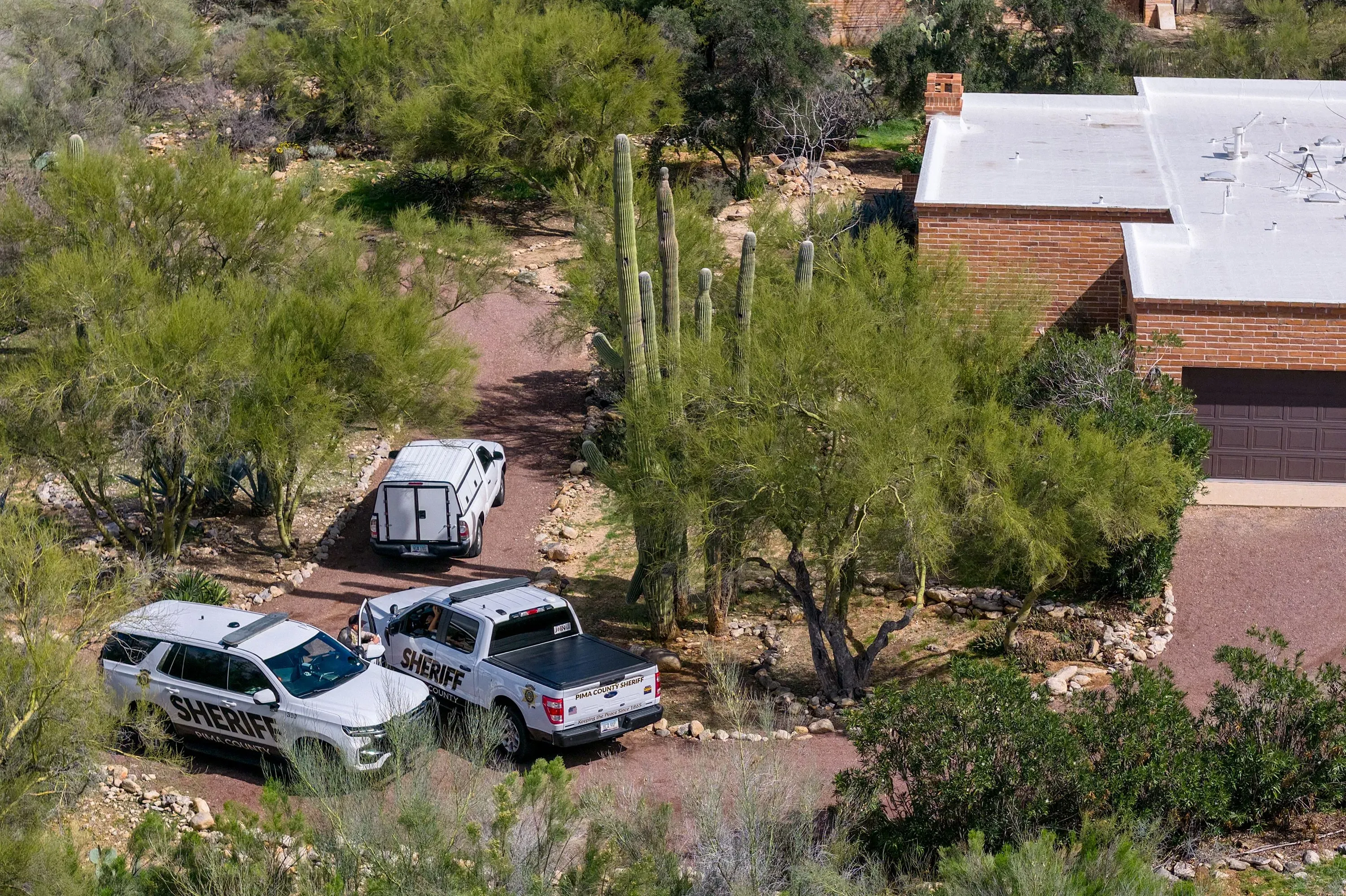 مركبات شرطة أمام منزل في توسون، أريزونا، حيث تُجرى تحقيقات في اختفاء نانسي غوثري باستخدام تقنيات الحمض النووي.