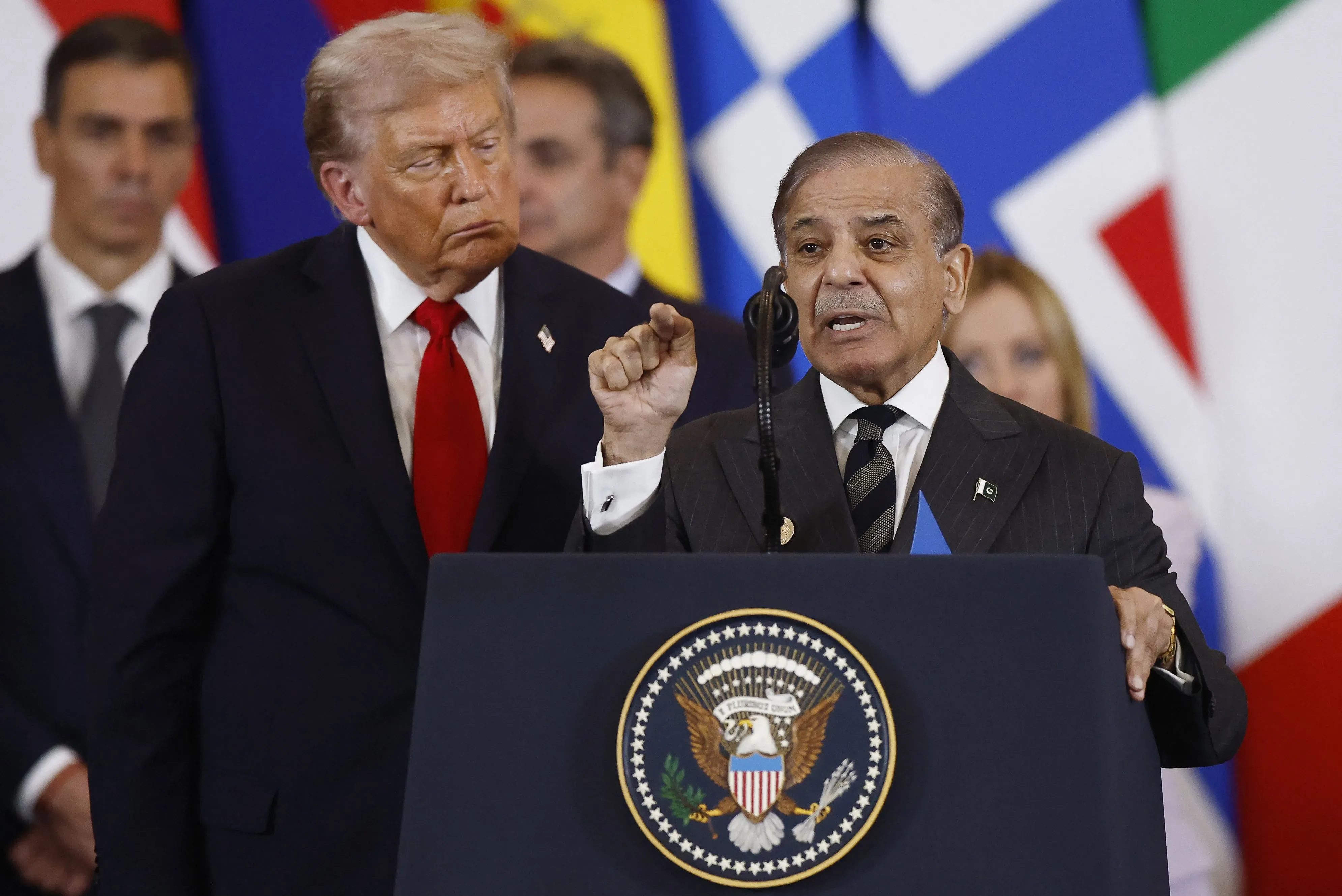 ترامب يستمع إلى شريف أثناء إلقاء كلمته في قمة غزة، حيث يتحدث عن جهود وقف إطلاق النار وعلاقات باكستان مع الولايات المتحدة.