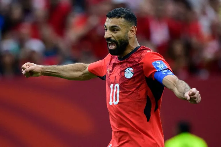 محمد صلاح يحتفل بفوز فريقه مصر، مرتديًا القميص الأحمر رقم 10، في أجواء حماسية خلال مباراة كأس العالم 2026.