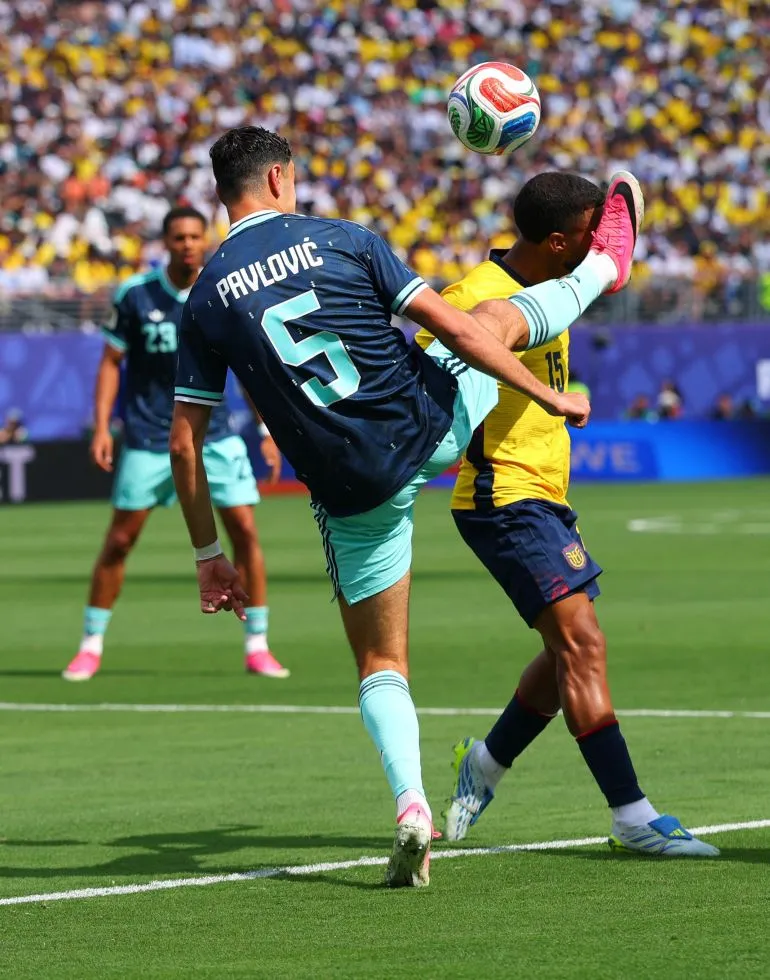 تدخل لاعب كرة القدم ألكسندر بافلوفيتش بركلة عالية ضد لاعب الإكوادور، مما أثار جدلاً حول احتساب الخطأ في مباراة مثيرة.