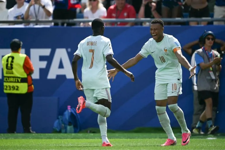 احتفال لاعبي المنتخب الإسباني بعد تسجيل هدف، مع تفاعل الجمهور في خلفية الملعب خلال مباراة في كأس العالم 2026.