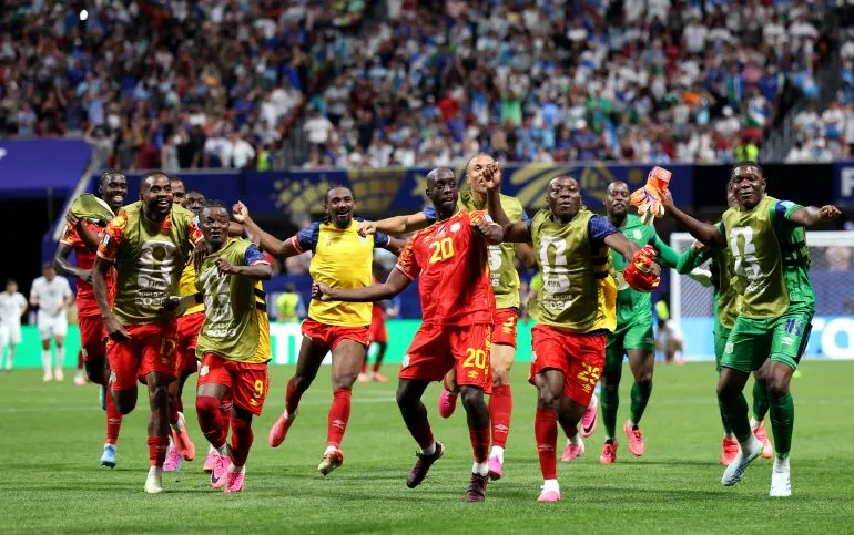 فرحة لاعبي منتخب جمهورية الكونغو الديمقراطية بعد تأهلهم التاريخي إلى دور الـ32 في كأس العالم، مع احتفالات حماسية في الملعب.