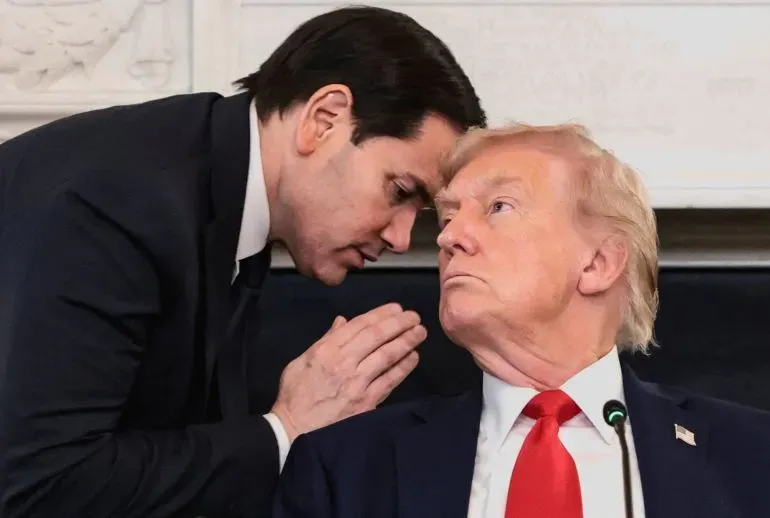 ترامب يتلقى معلومات من ماركو روبيو خلال مؤتمر صحفي حول اتفاق وقف إطلاق النار بين إسرائيل وحماس، مع التركيز على جهود السلام.