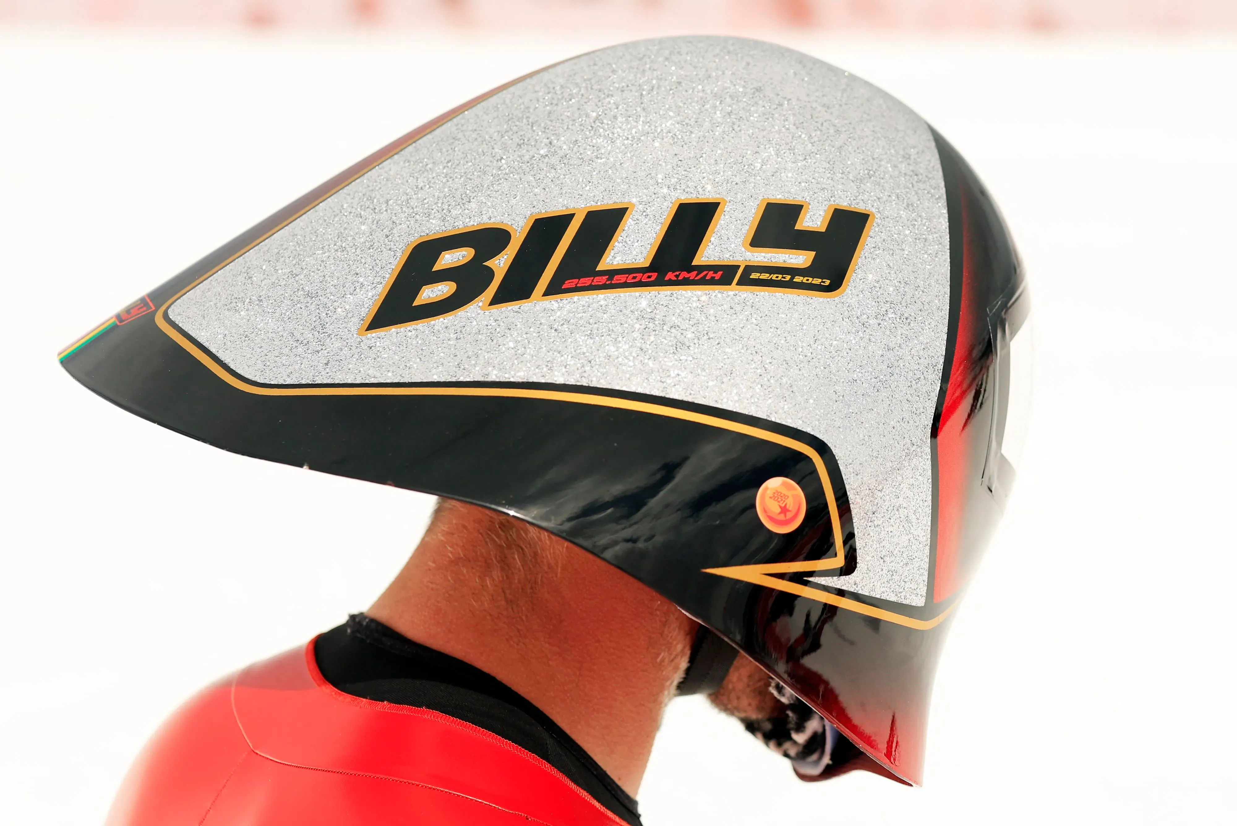 خوذة المتزلج السريع سيمون بيلي، تحمل اسم "BILLY" وسرعة 255.500 كم/ساعة، تعكس إنجازاته في رياضة التزلج السريع.
