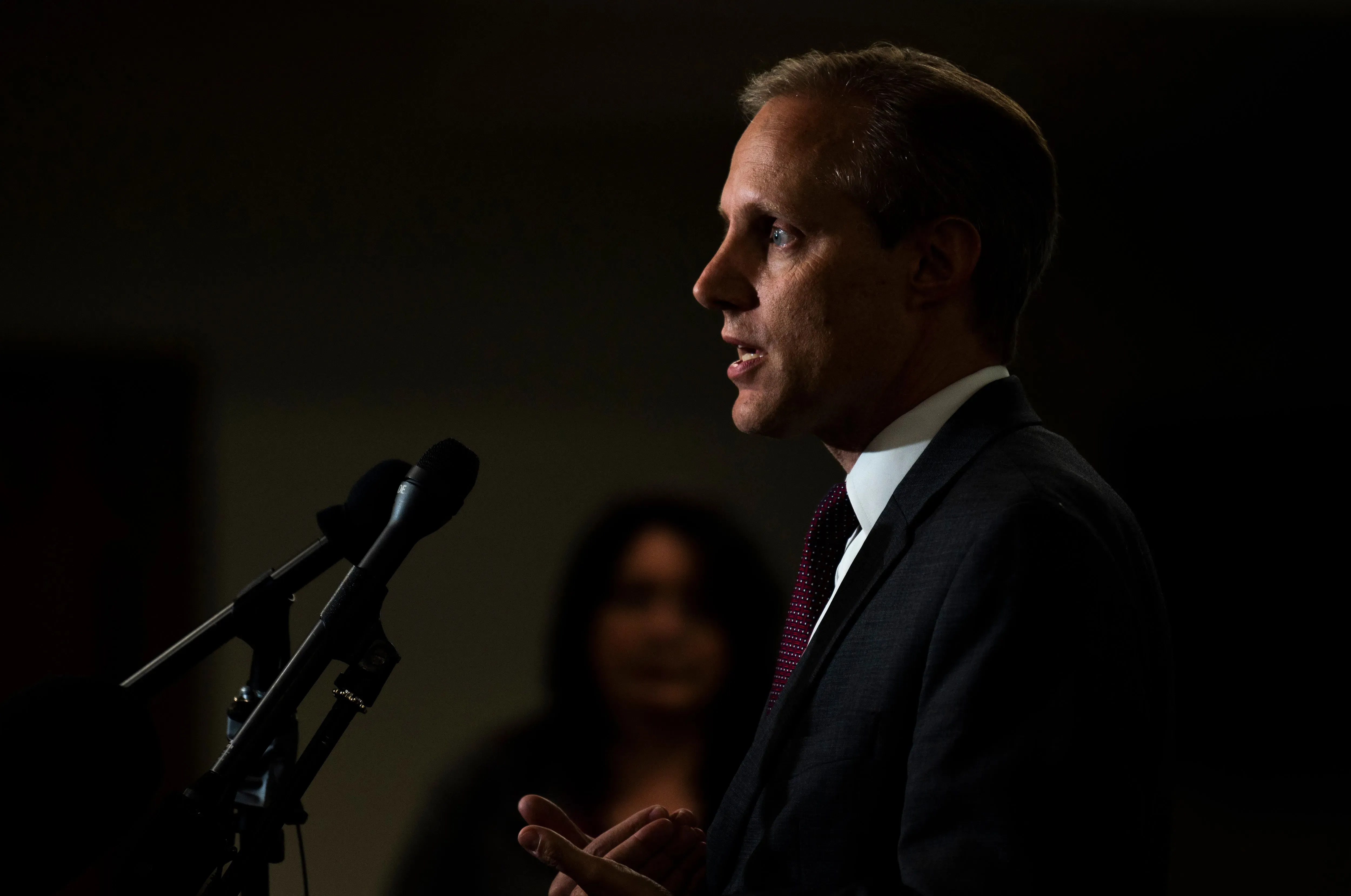 وزير خارجية ولاية مينيسوتا ستيف سيمون يتحدث في مؤتمر صحفي، مع التركيز على قضايا الانتخابات والنزاهة، في ظل مخاوف من تدخل الحكومة الفيدرالية.