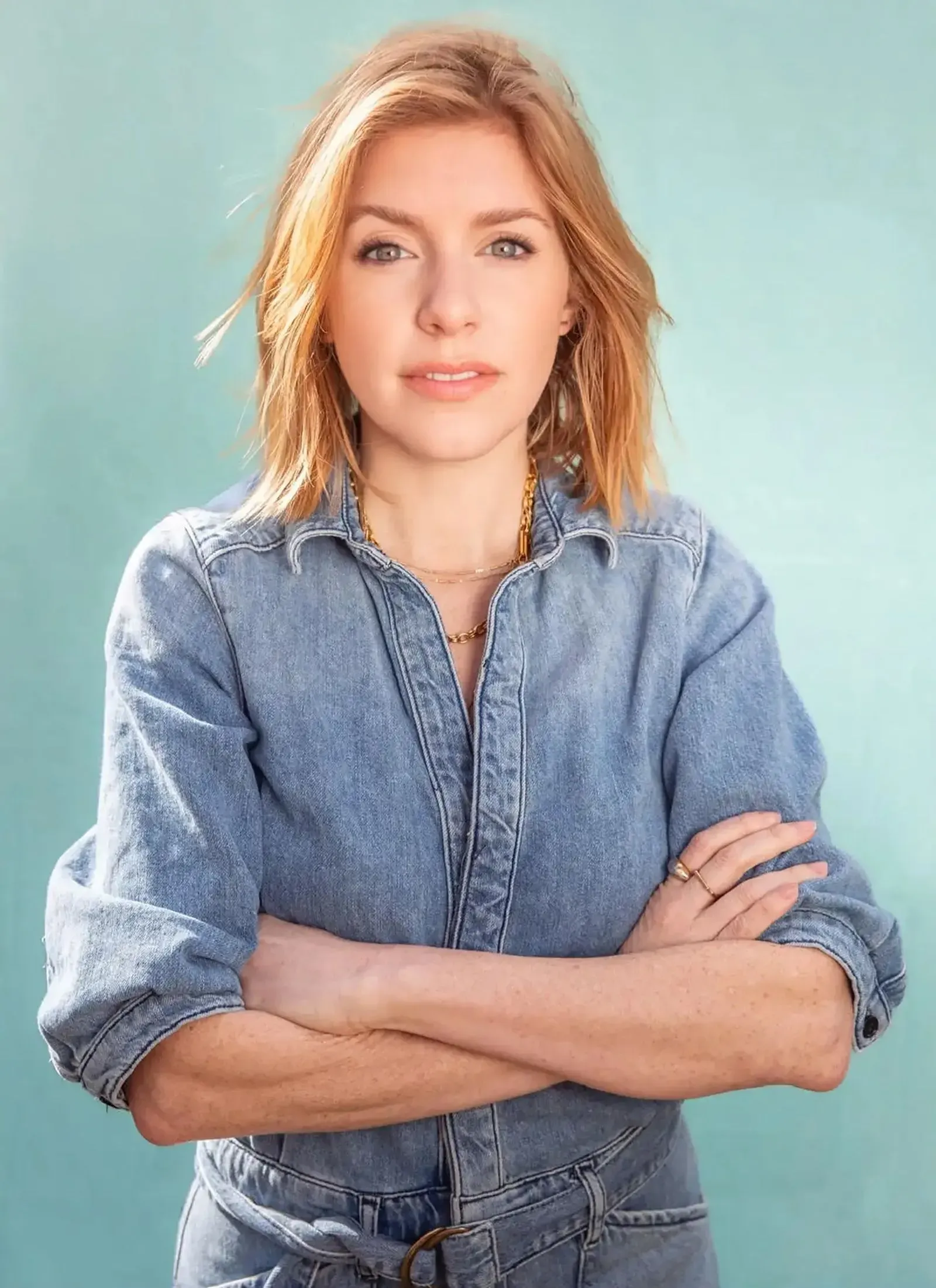 صورة لدكتورة كايتلين ريغر، أستاذة التواصل، وهي ترتدي قميص جينز، وتعبر عن أفكارها حول تأثير وسائل التواصل الاجتماعي على الأطفال.