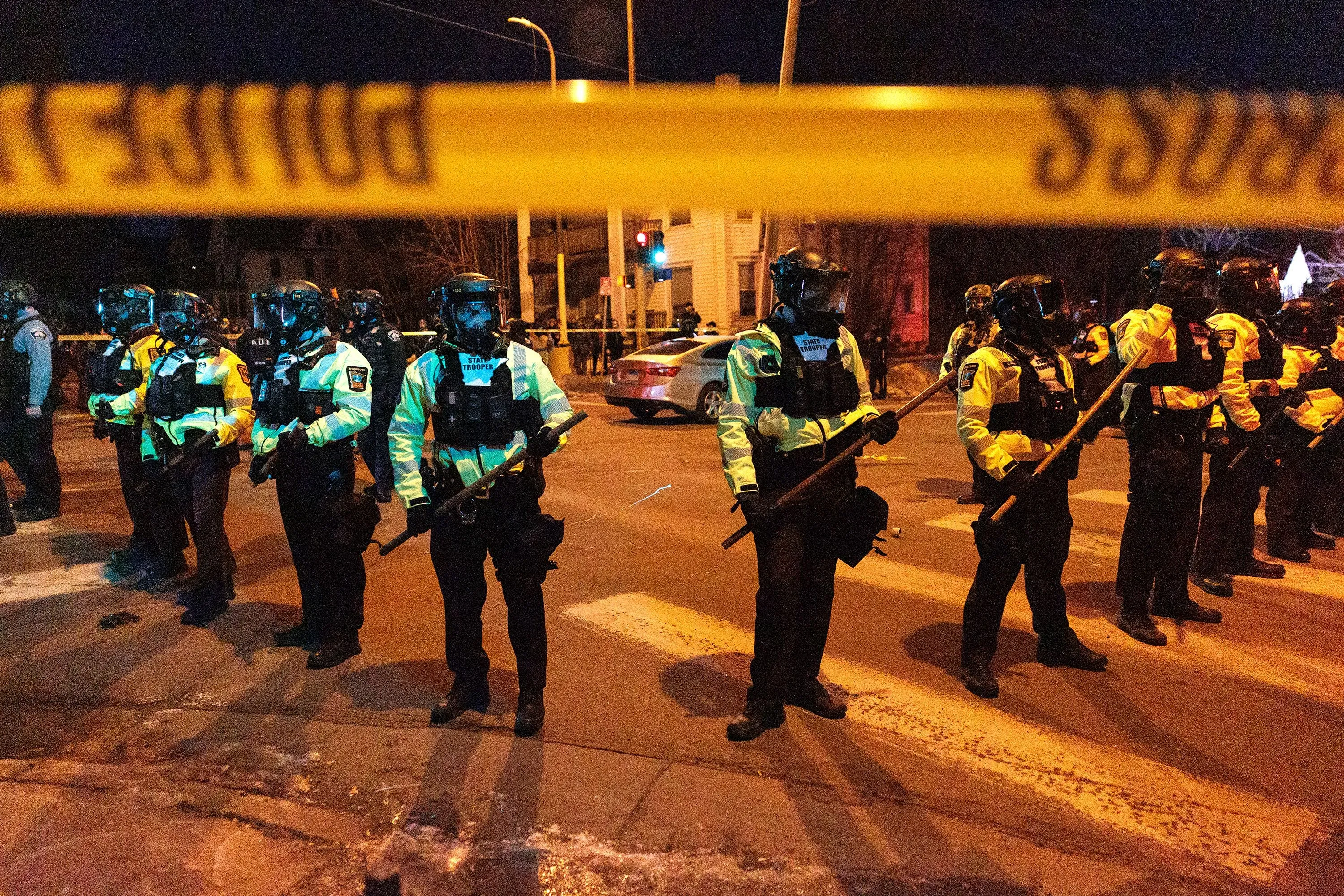 مظاهرة في مينيابوليس مع وجود قوات الشرطة المدججة بالسلاح، وسط توتر متزايد بسبب تدخل الفيدراليين في الاحتجاجات.