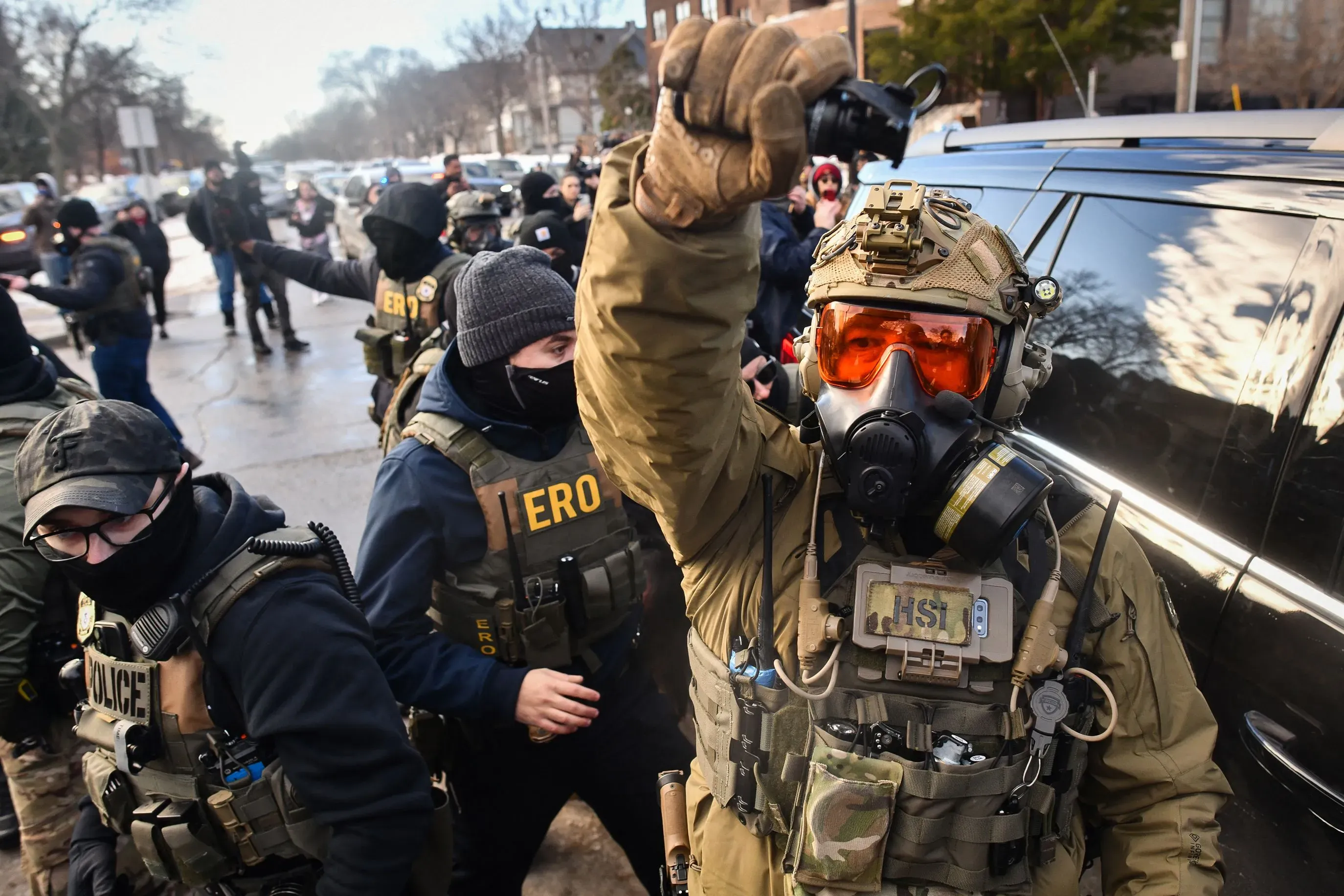 عناصر من قوات إنفاذ القانون يرتدون معدات عسكرية ويشاركون في مظاهرات في مينيابوليس، وسط توتر بسبب تدخلات إدارة ترامب.