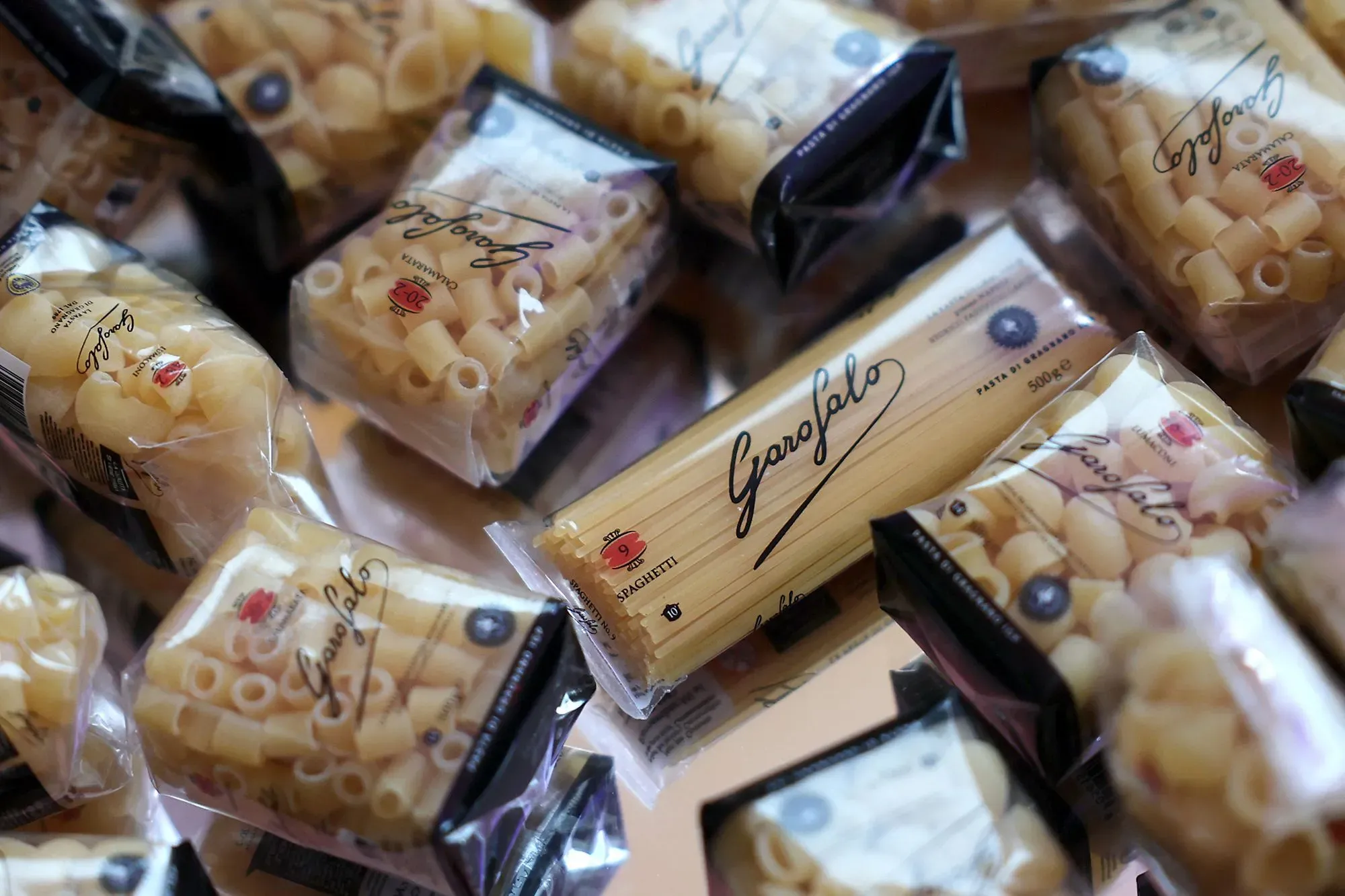 عبوات متنوعة من المعكرونة الإيطالية "غاروفالو" مرتبة بشكل متقارب، تعكس مخاوف المستهلكين بشأن ارتفاع الأسعار بسبب التعريفات الجمركية.