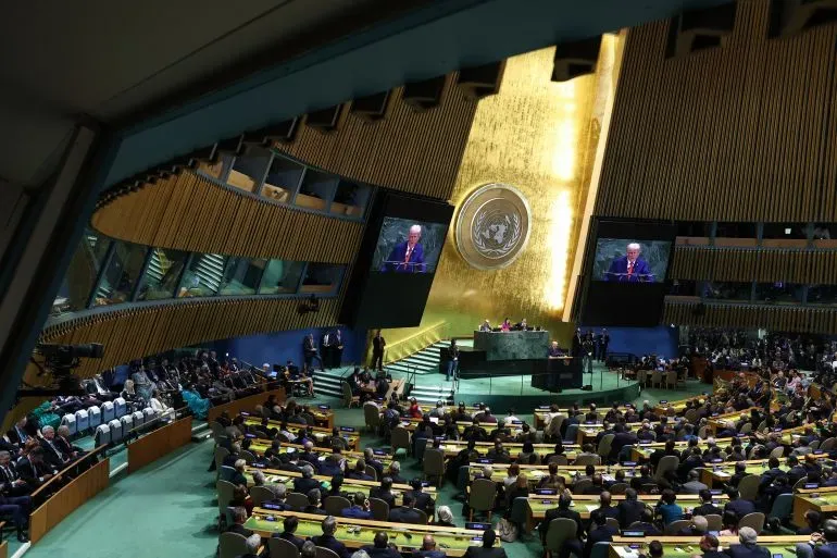ترامب يلقي خطابه في الجمعية العامة للأمم المتحدة، حيث يتحدث عن السياسة الخارجية والهجرة وتغير المناخ، مع وجود جمهور كبير.