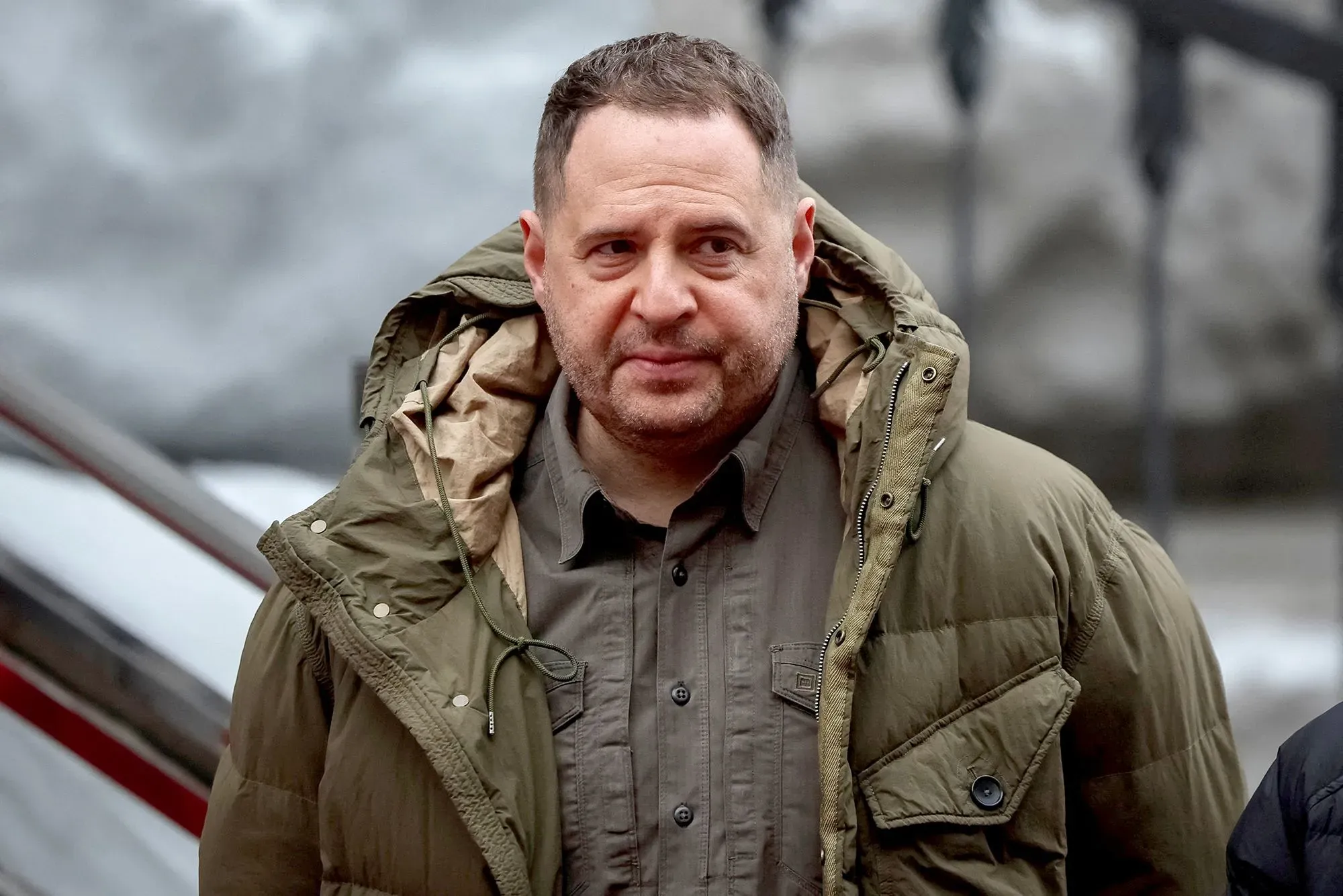 استقال أندريه يرماك، رئيس ديوان الرئيس الأوكراني، بعد مداهمة لمكتبه من قبل أجهزة مكافحة الفساد، مما يعقد مفاوضات السلام مع الولايات المتحدة.