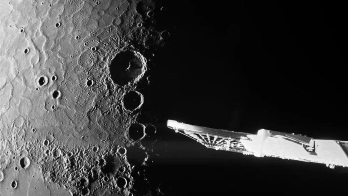 سطح كوكب عطارد يظهر فوهات بركانية مع مركبة فضائية تابعة لمهمة BepiColombo تستعد لرصد الكوكب بدقة علمية عالية.