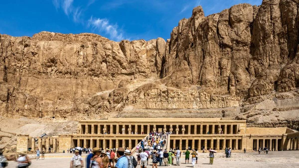 معبد الكرنك في الأقصر تحت سماء صافية مع زوار يستعدون لمشاهدة كسوف الشمس الكلي في 2 أغسطس 2027، وجهة سياحية وعلمية بارزة.