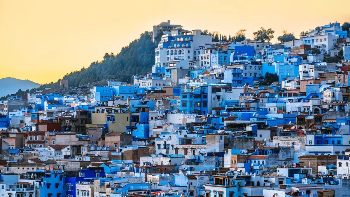 مدينة شفشاون المغربية الشهيرة بمبانيها الزرقاء المتراصة على سفح جبل خضراء، وجهة سياحية مميزة في شمال أفريقيا.