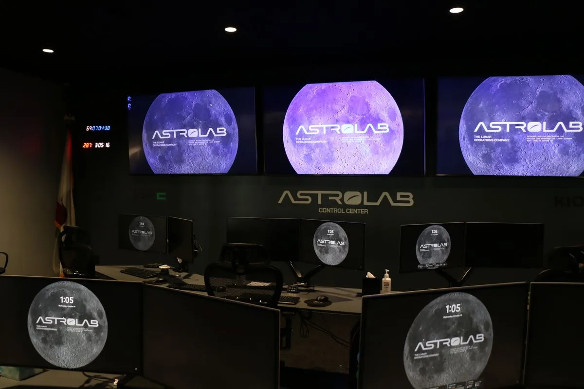مركز تحكم شركة Astrolab مع شاشات تعرض شعار الشركة وصورة القمر استعداداً لمهمة إرسال حاسوب فائق وتقنيات الذكاء الاصطناعي إلى القمر.