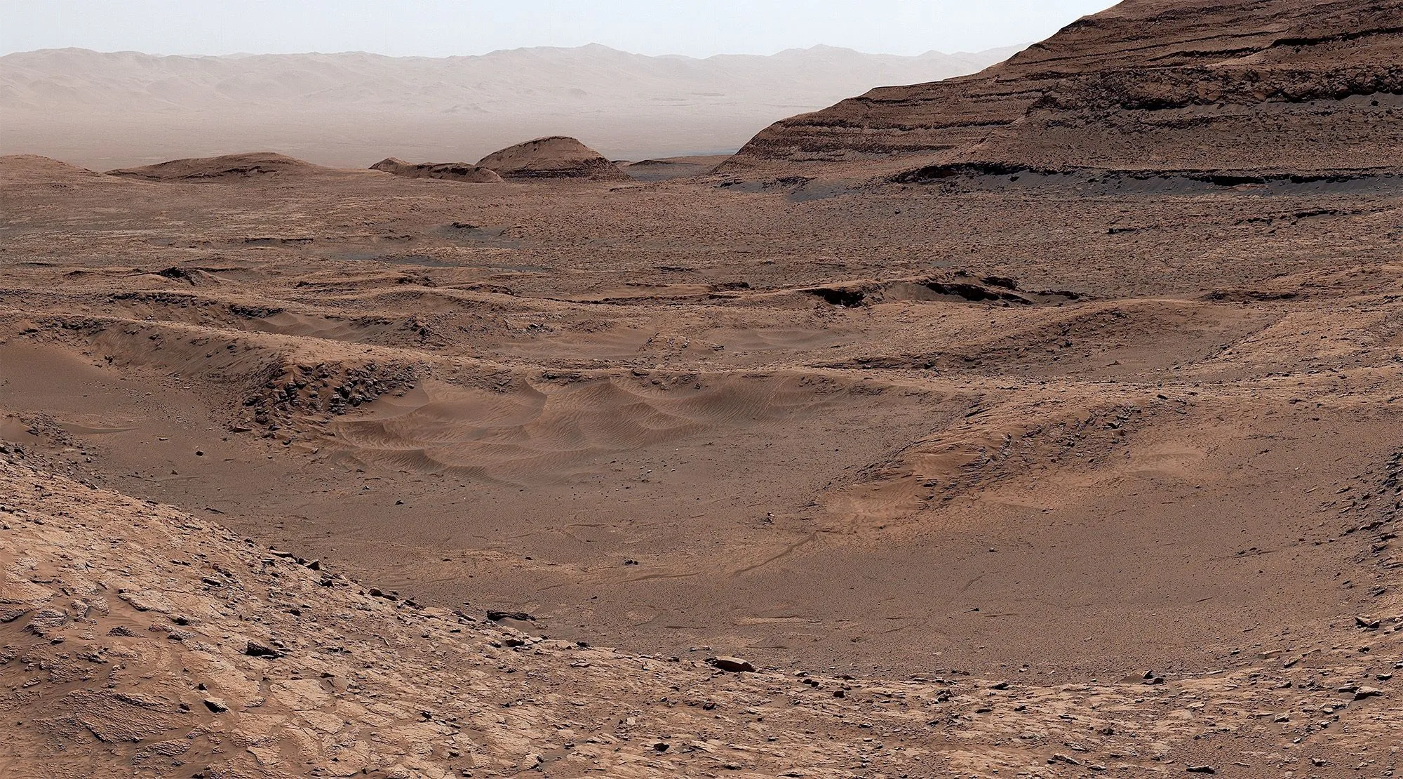 منظر طبيعي صخري جاف على سطح المريخ التقطته مركبة Curiosity خلال رحلتها الاستكشافية الطويلة على سفوح جبل شارب.