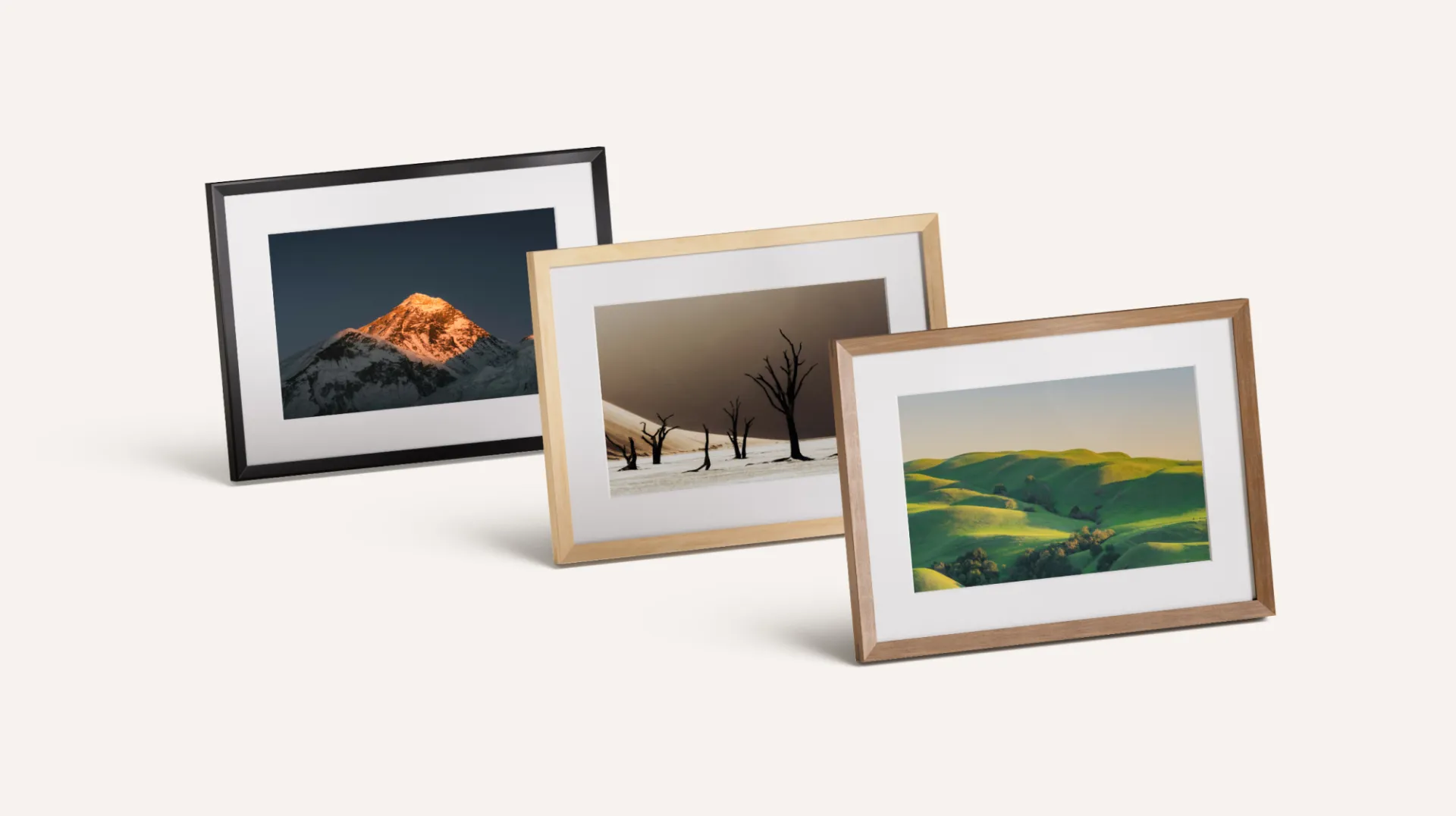 إطارات صور Alexa Photo Frame الرقمية بقياس 10 بوصات بتصميم أنيق مع شاشة مضادة للانعكاس لعرض الصور العائلية تلقائياً عبر خدمة Amazon Photos.