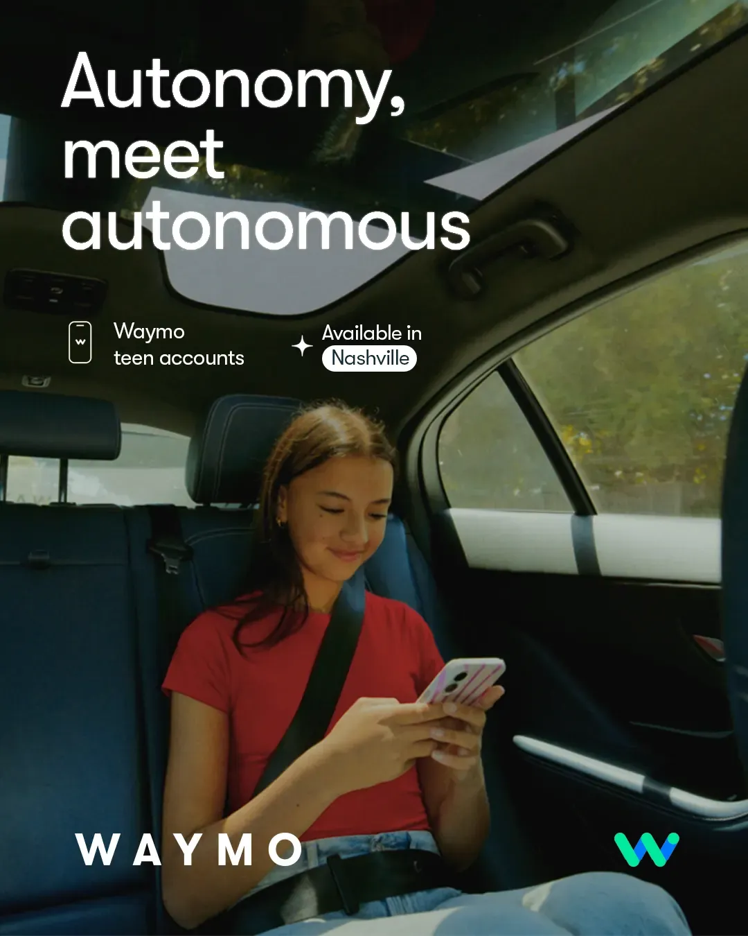 فتاة مراهقة تجلس في سيارة ذاتية القيادة تستخدم تطبيق Waymo لحسابات المراهقين في ناشفيل، تعكس استقلالية التنقل الآمن للمراهقين.