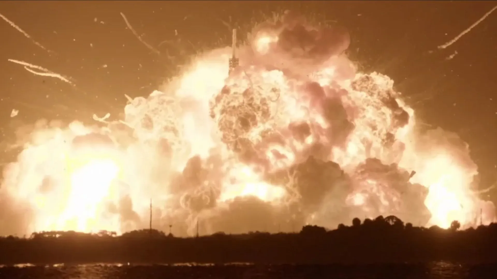 انفجار هائل لصاروخ New Glenn في قاعدة Cape Canaveral خلال اختبار إشعال ثابت، تسبب بأضرار جسيمة وتأجيل إطلاقات الفضاء.
