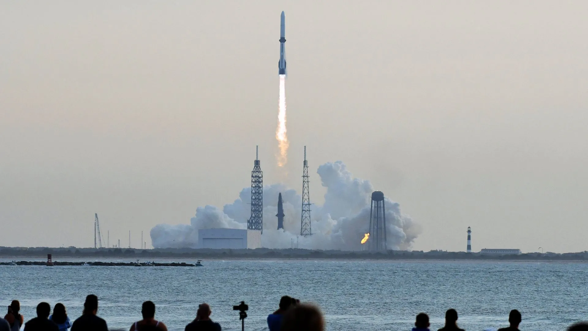 صاروخ New Glenn ينطلق من منصة Cape Canaveral في فلوريدا خلال اختبار إشعال ثابت قبل الانفجار المدمر في مايو 2026.
