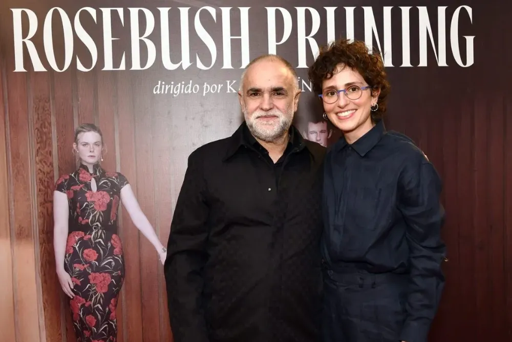 المخرج كليبر ميندونسا فيلهو والممثلة أمام ملصق فيلم "Rosebush Pruning" خلال مهرجان ريو السينمائي الذي يعكس دعم السينما البرازيلية في عهد لولا.