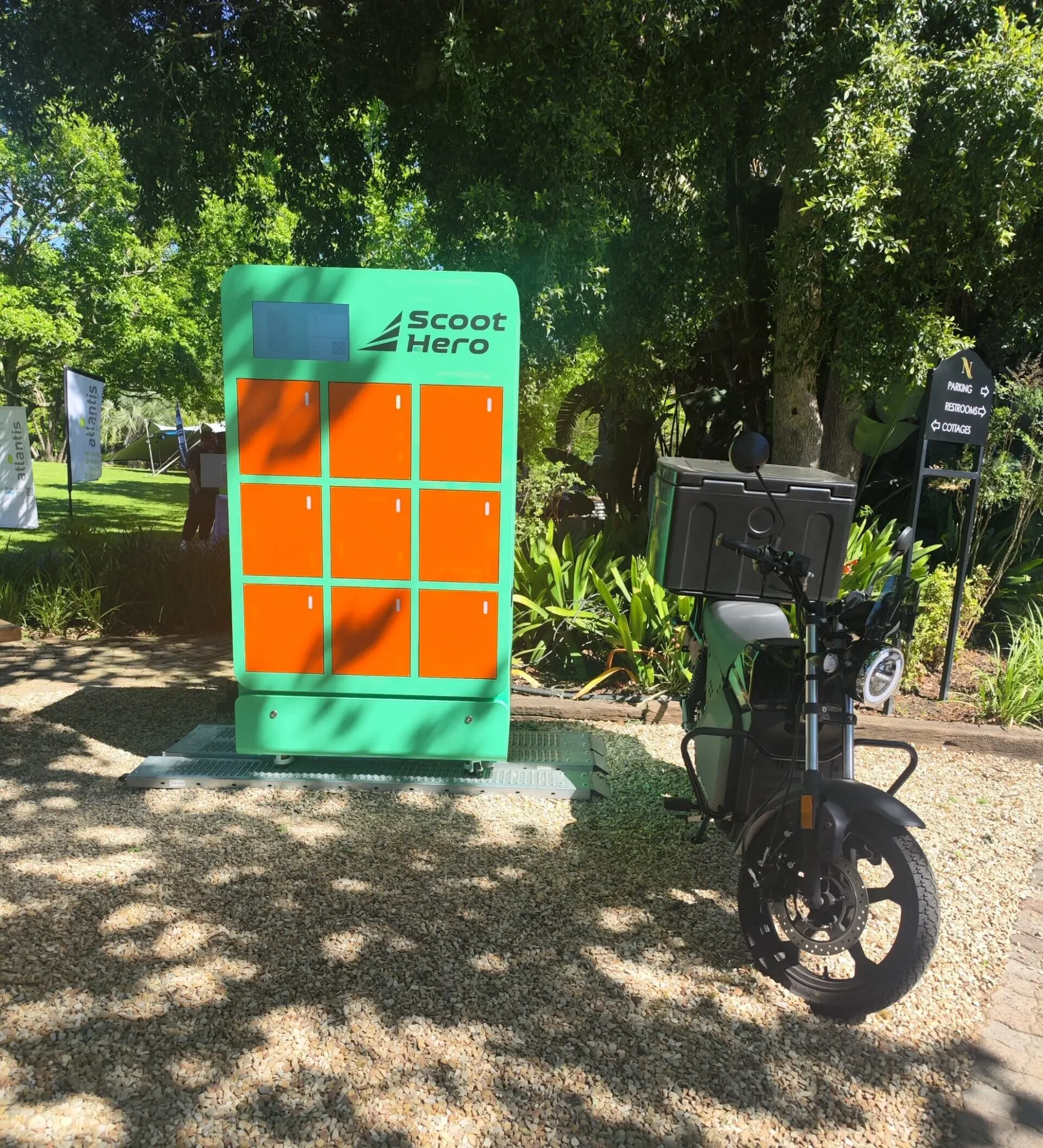 دراجة كهربائية أمام محطة شحن بطاريات Scoot Hero في ستيلينبوش، تعكس جهود التنقل الكهربائي المستدام في أفريقيا.