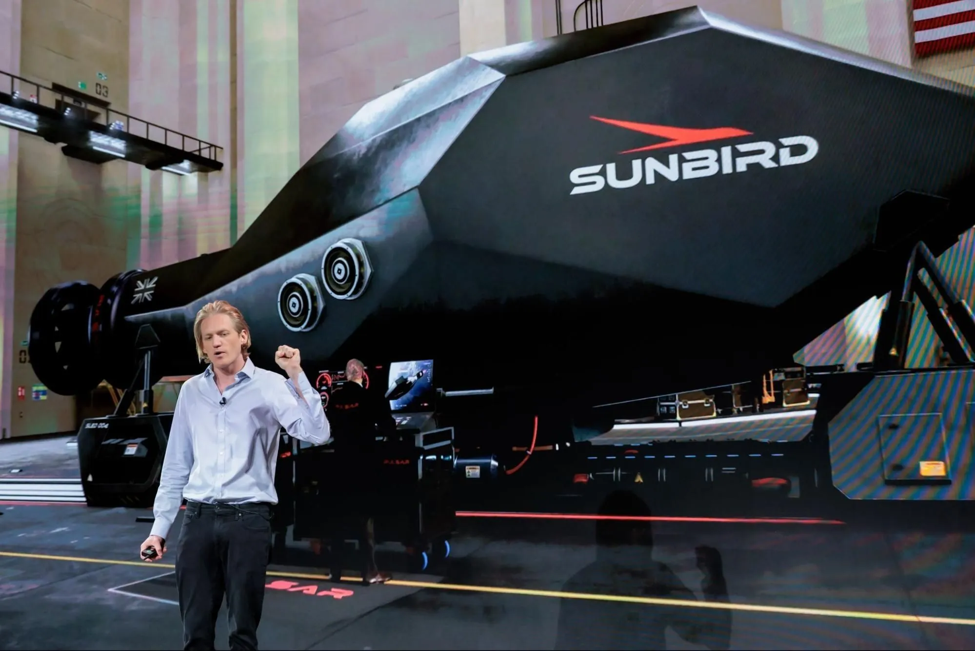 ريتشارد دينان مؤسس شركة Pulsar Fusion البريطانية يعرض نموذج محرك الاندماج النووي Sunbird لتسريع الرحلات الفضائية إلى المريخ بسرعة عالية.
