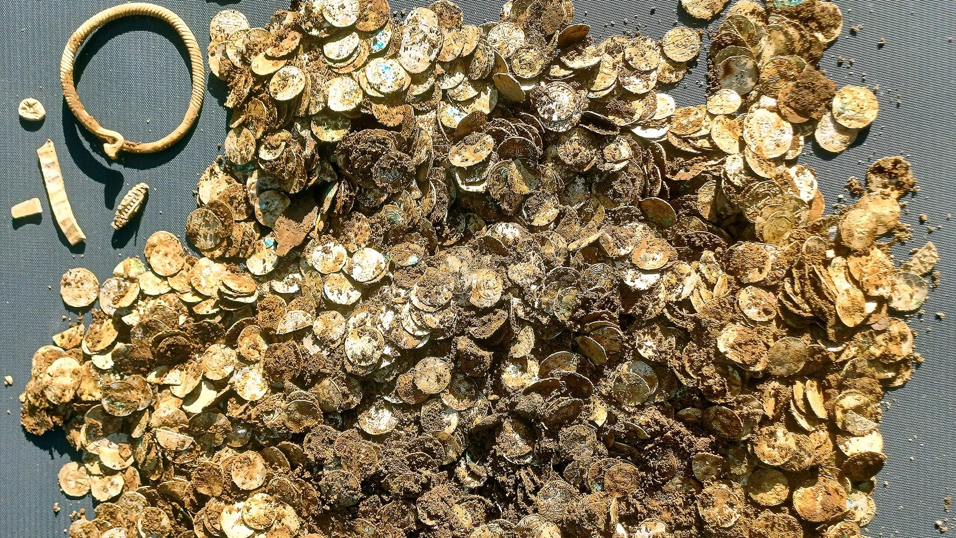 عملات ومجوهرات فضية تعود لعصر الفايكنغ اكتُشفت في فنلندا، تعكس شبكة تجارة تاريخية بين أوروبا والعالم الإسلامي.