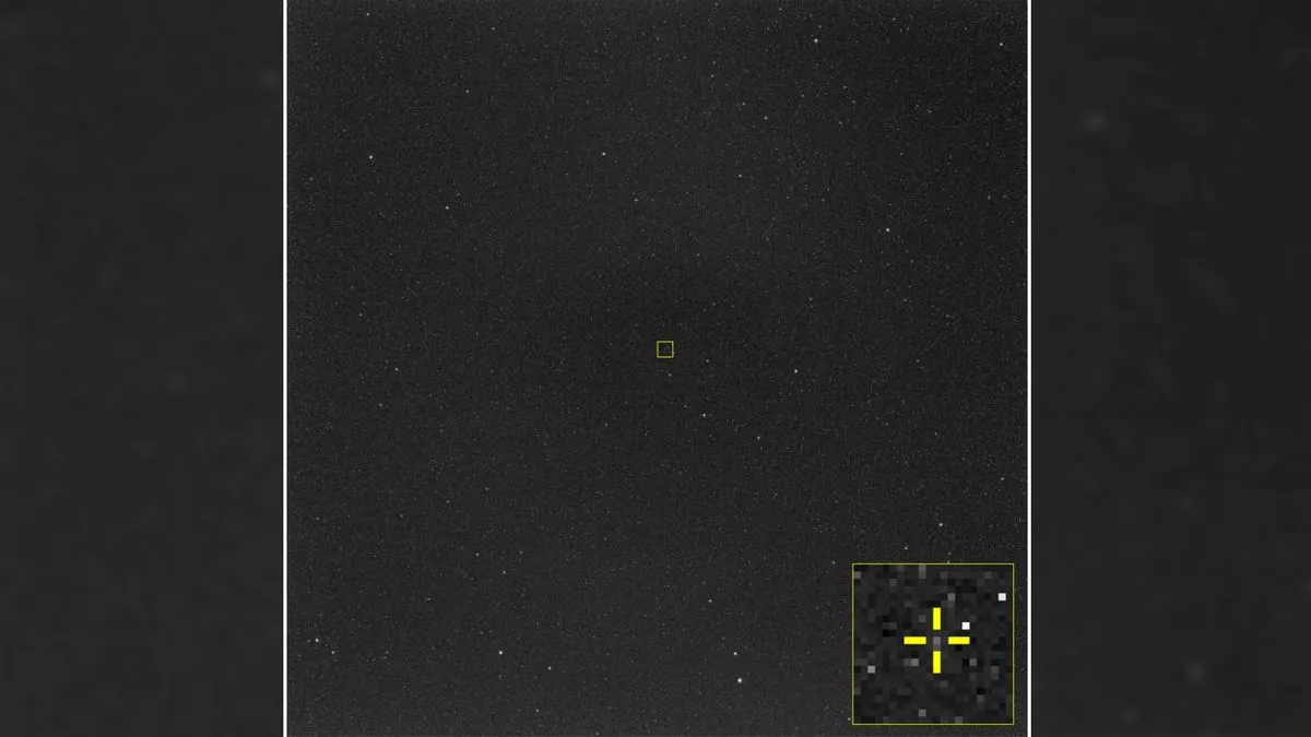 نجمة صغيرة في مركز صورة فضائية سوداء التقطتها مركبة DART قبل اصطدامها بكويكب Dimorphos ضمن مهمة الدفاع الكوكبي.