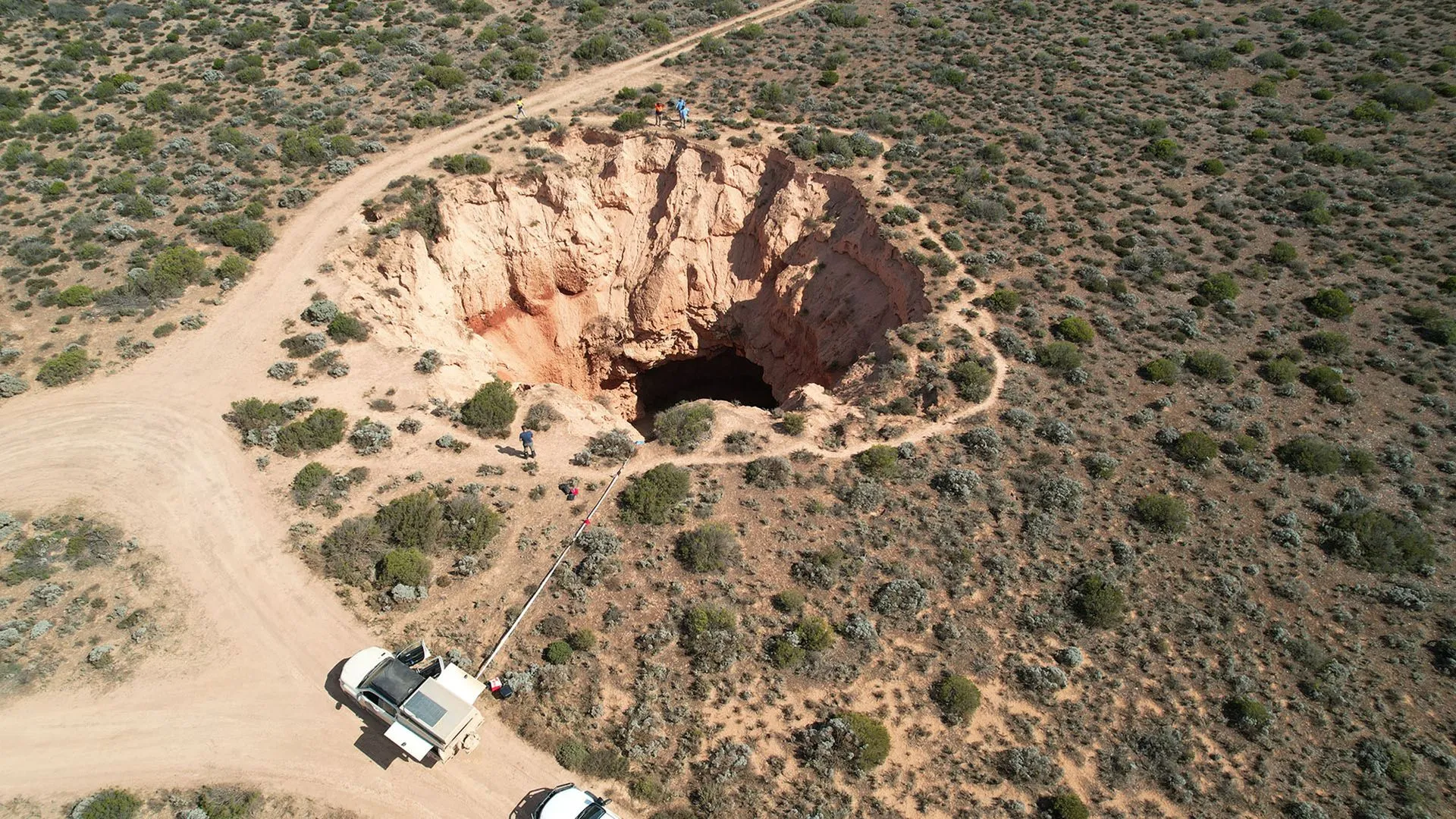 كهف Clay Dam Cave في سهل النولاربور الأسترالي مع فريق بحثي يستخدم معدات جيوفيزيائية لدراسة الكهوف تحت سطح الأرض.