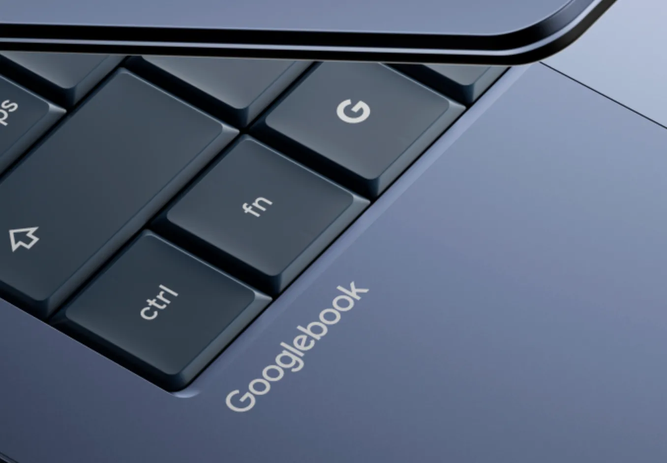 لوحة مفاتيح جهاز Googlebook الجديد من غوغل مع زر شعار G ومفتاح يحمل اسم الجهاز، يعكس تركيزه على الذكاء الاصطناعي وتحديثات Googlebook.