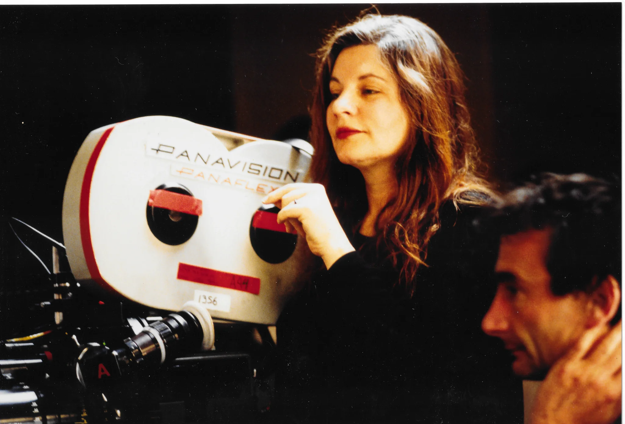 أليسون أندرز تتابع تصوير فيلمها "Grace of My Heart" بجانب كاميرا Panavision في موقع تصوير يعكس رحلة شخصية وفنية في صناعة السينما الموسيقية.