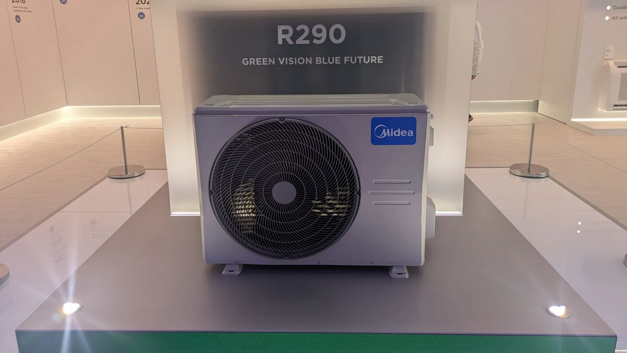 وحدة تكييف هواء Midea تستخدم مبرد R290 الصديق للبيئة لتوفير الطاقة وتقليل الانبعاثات في معرض IFA ببرلين.