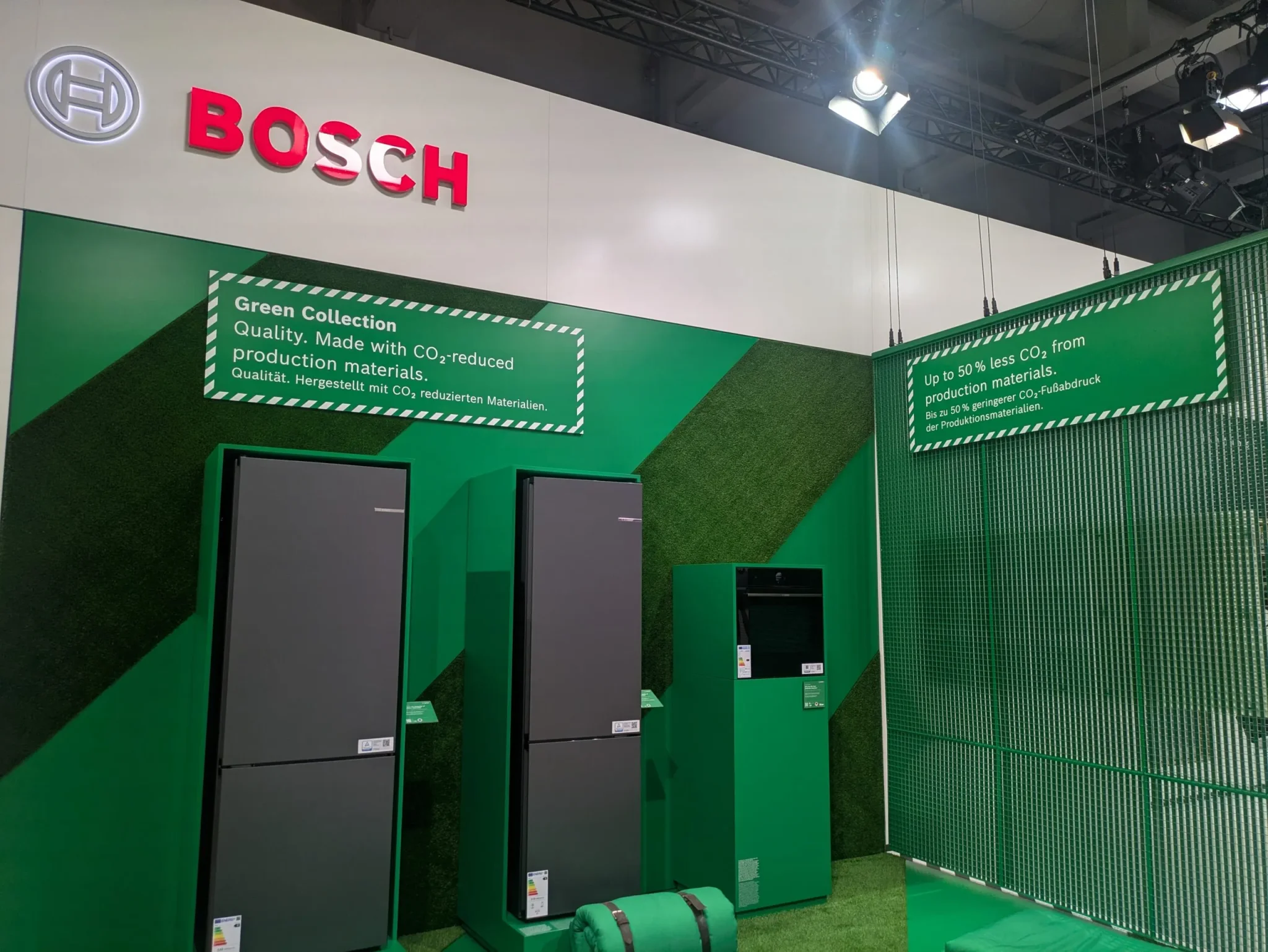 أجهزة منزلية من مجموعة Bosch Green Collection بتصميم أسود مطفأ ومواد إنتاج تقلل انبعاثات ثاني أكسيد الكربون بنسبة تصل إلى 50% في معرض IFA ببرلين.