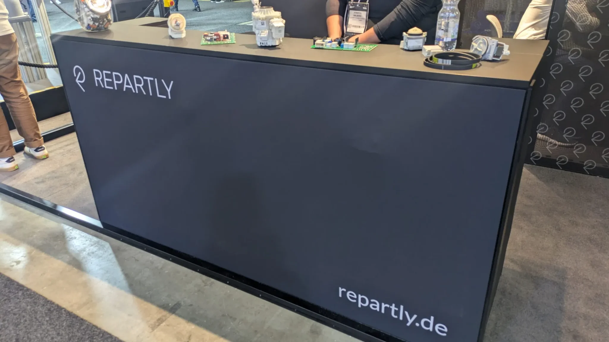 كشك شركة Repartly في معرض IFA ببرلين، يروّج لخدمات إصلاح الإلكترونيات كبديل مستدام لتقليل النفايات والطاقة المجسدة.