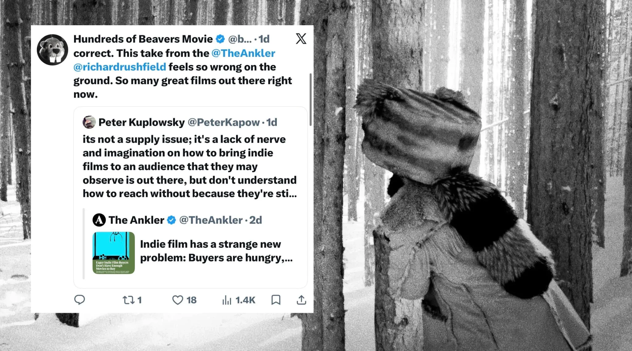 مشهد من فيلم "Hundreds of Beavers" الصامت بالأبيض والأسود يظهر حيوان الراكون في غابة، مع تعليق على تويتر يناقش تحديات توزيع الأفلام المستقلة.