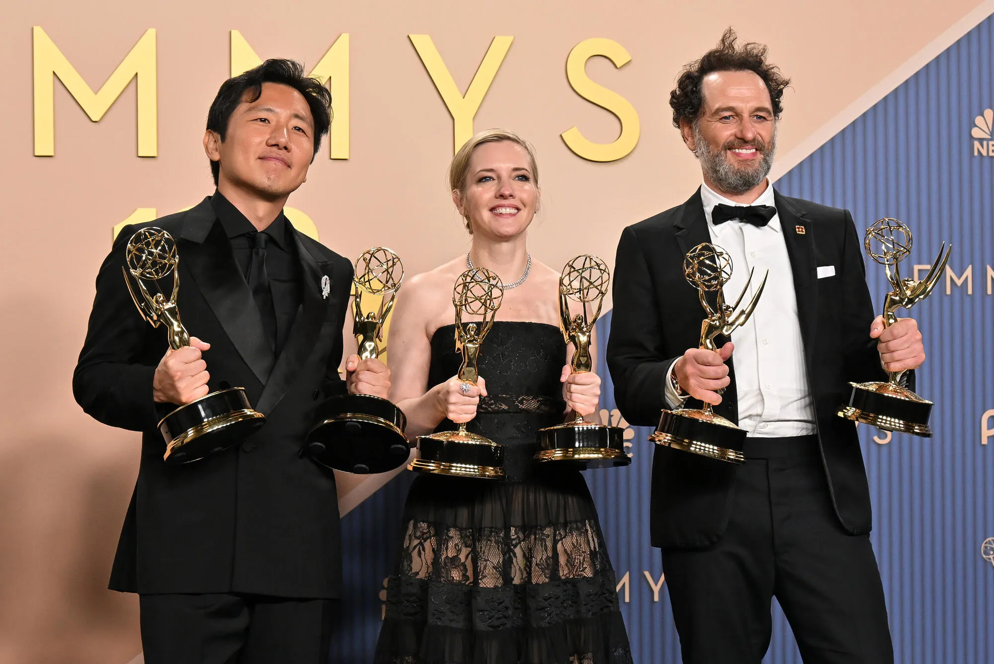 فائزون بجوائز Emmy لعام 2026 يحملون تماثيل الجائزة، بينهم المخرج Hiro Murai والفائزة Katie Dippold، في احتفال يعكس نجاحات وتنوع صناعة التلفزيون.