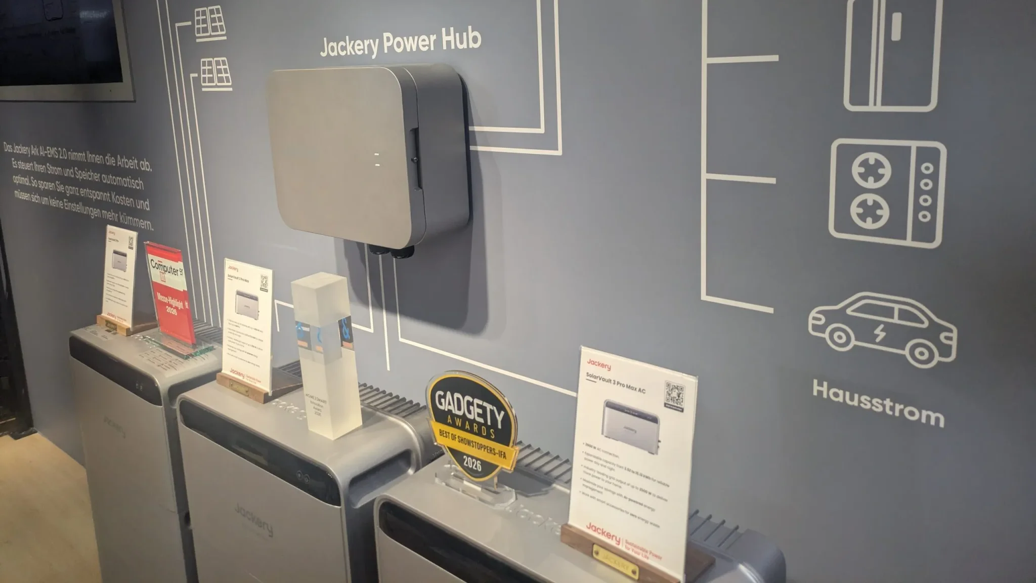 وحدة Jackery Power Hub مع عرض لأنظمة بطاريات الطاقة الشمسية المنزلية المتدرجة من Jackery لتخزين الطاقة وتوسيع السعة بسهولة للمنازل والشقق.