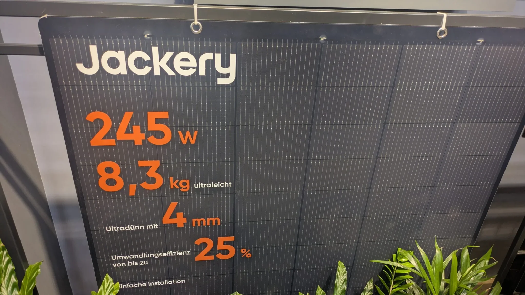 لوح شمسي مرن وخفيف من Jackery بقدرة 245 واط ووزن 8.3 كجم، مع كفاءة تحويل تصل إلى 25% وتصميم رفيع 4 ملم يناسب أنظمة الطاقة الشمسية المنزلية.