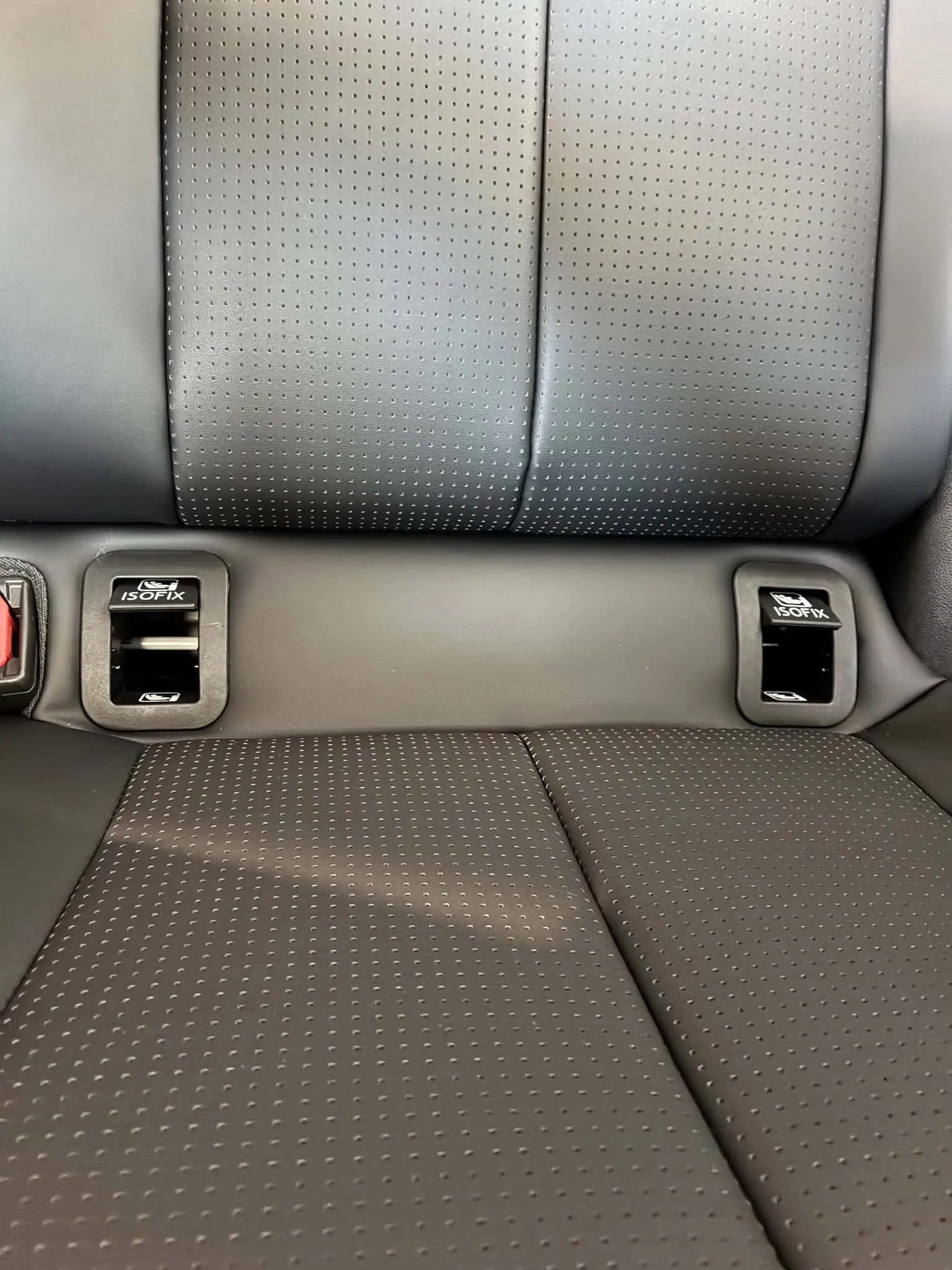 مقاعد خلفية جلدية سوداء مع نظام تثبيت مقاعد الأطفال ISOFIX في سيارة جايكو جيه5 الكهربائية.